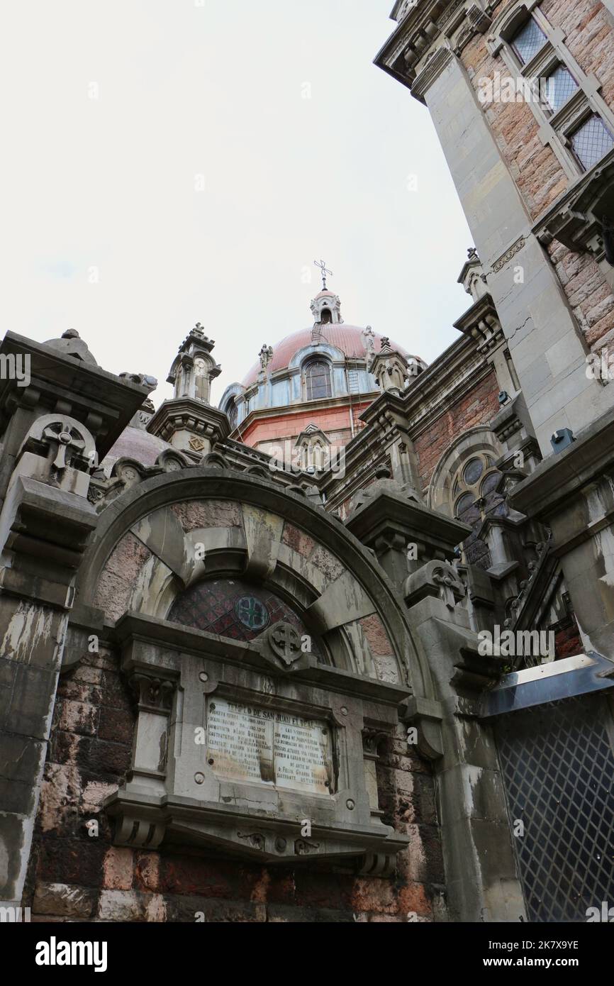 Chiesa di San Juan el Real costruita nel 1915, dove il dittatore spagnolo Francisco Franco sposò nel 1923 Plaza de Fernando Rubio Oviedo Asturias Spagna Foto Stock