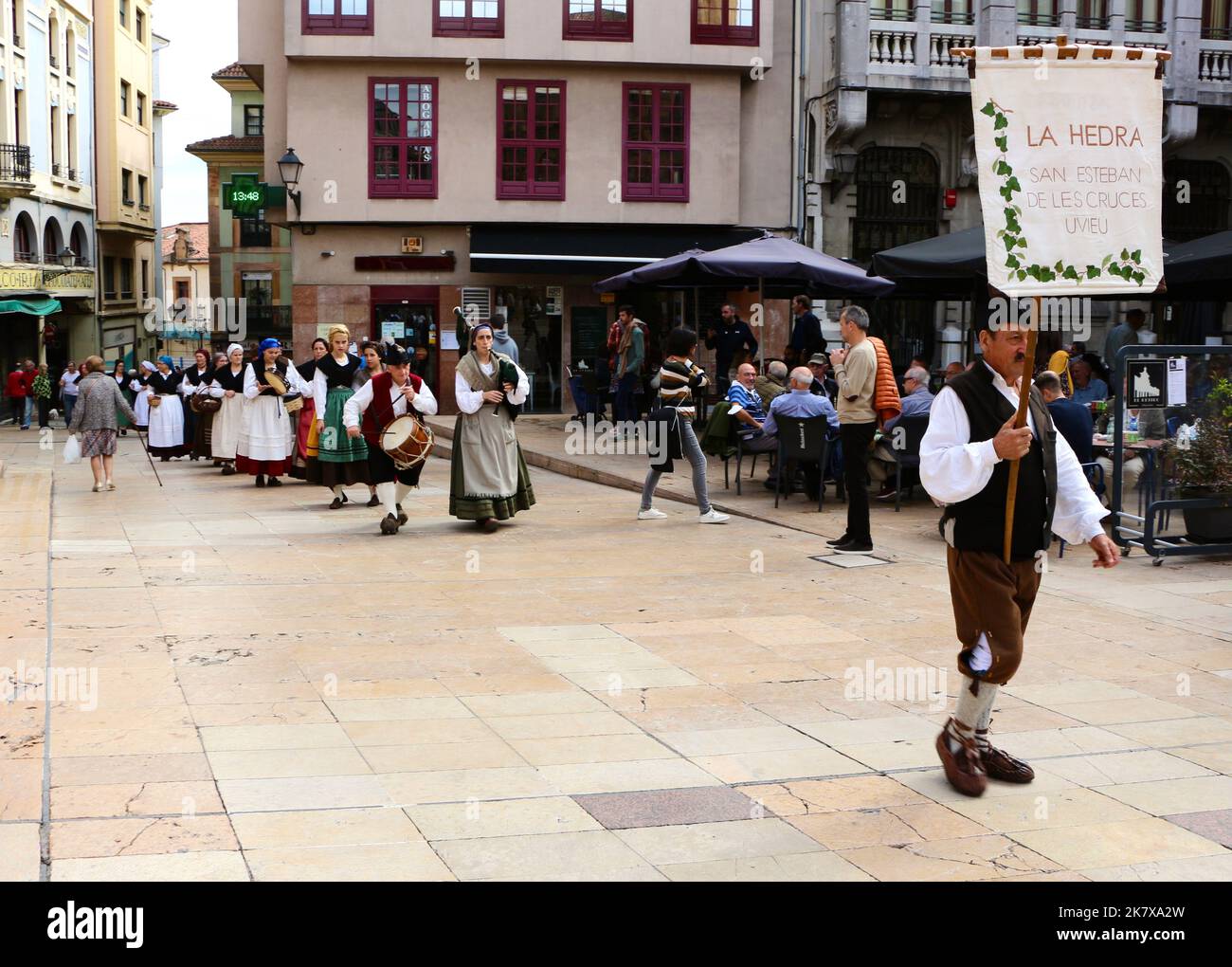 La Hedra San Estieban de les Cruces Uvieu gruppo di danza popolare camminando in processione per musica cornamusa durante il Disarmo parti Oviedo Asturias Spagna Foto Stock
