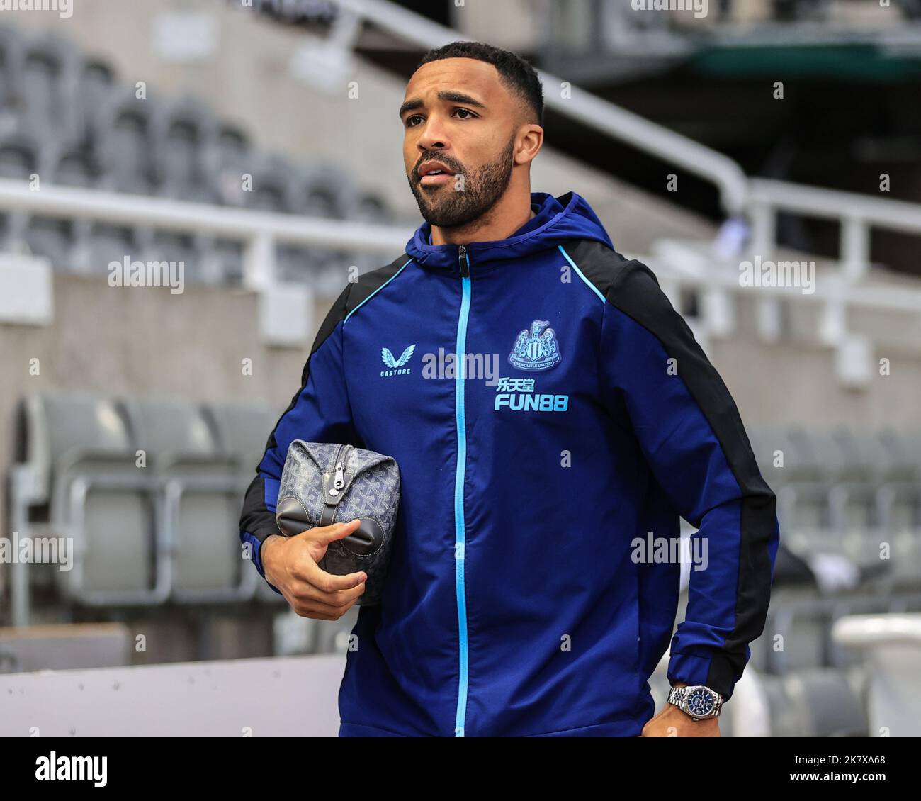 La Giamaica Lascelles #6 di Newcastle United arriva a St James’s Park davanti alla partita della Premier League Newcastle United contro Everton a St James's Park, Newcastle, Regno Unito, 19th ottobre 2022 (Photo by Mark Cosgrove/News Images) Foto Stock