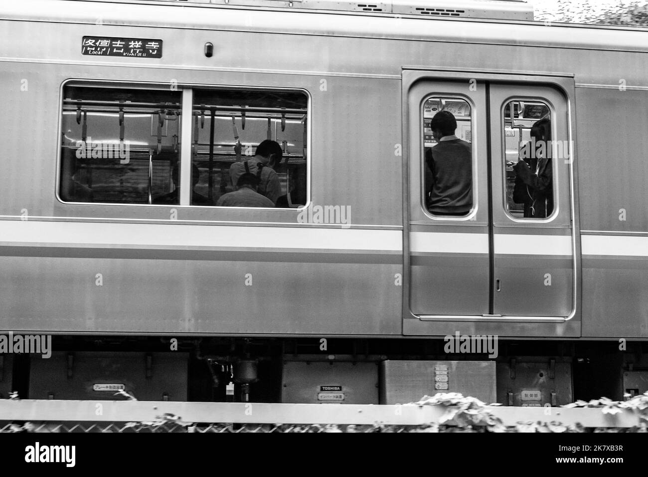 Tokyo, Giappone. 19th Ott 2022. Un treno della linea Keio Inokashira, che collega la stazione di Shibuya e KichijÅji passando per Setagaya di livello AT. Trasporto pubblico, ferrovia pesante, trasporto rapido, pendolari, pendolari. Scene generali di Setagaya City, un reparto di Tokyo.Japan ha recentemente riaperto al turismo dopo oltre due anni di divieti di viaggio a causa della pandemia COVID-19. Credit: ZUMA Press, Inc./Alamy Live News Foto Stock