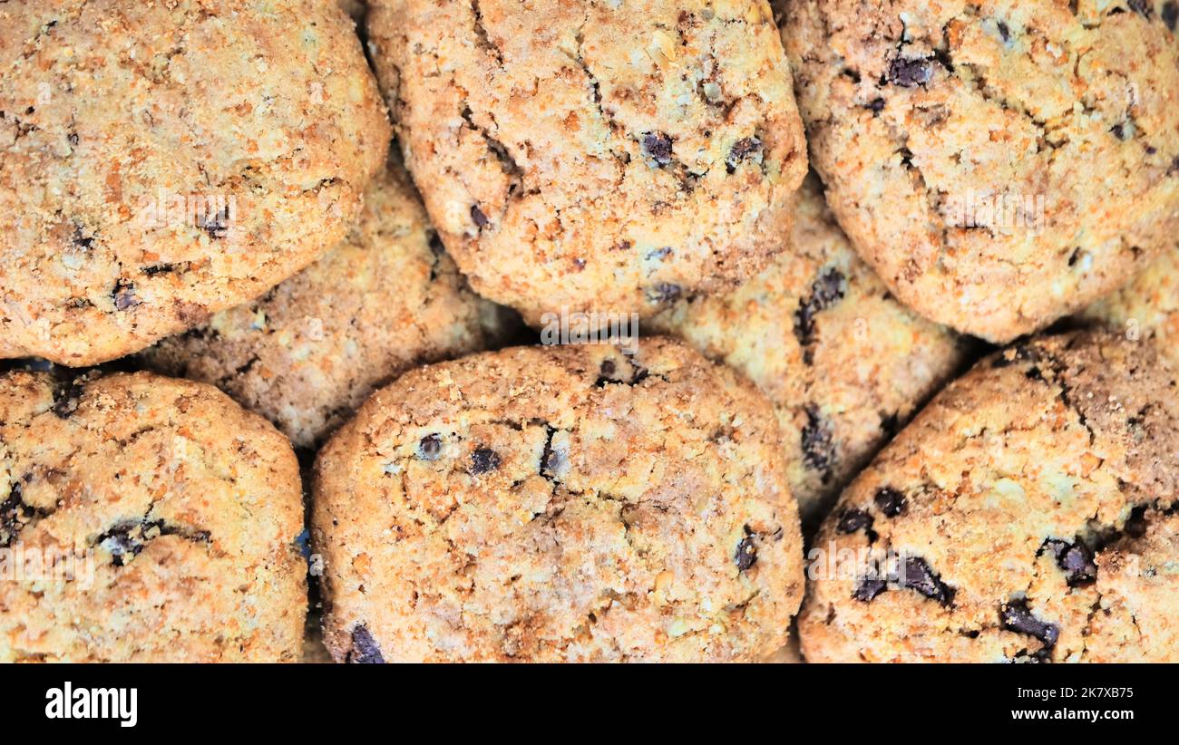 Biscotti fatti in casa con gocce di cioccolato, primo piano, sfondo bianco, vista dall'alto, piatto, isolare. Foto Stock