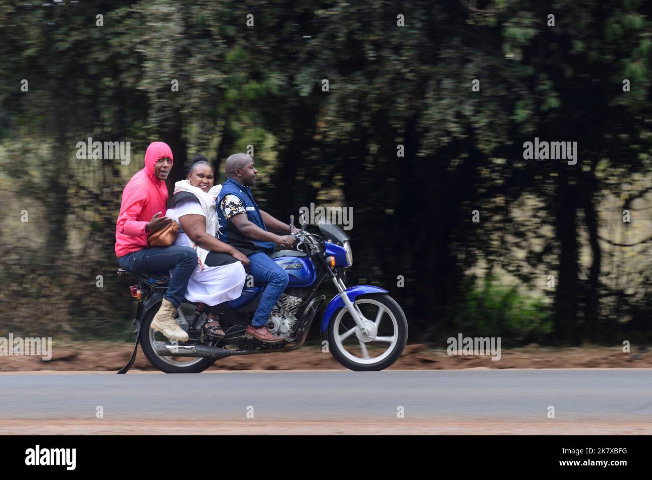 Due passeggeri che viaggiano in taxi motociclistici, noti come Boda boda, in Africa orientale. Boda bodas sono una parte importante della rete di trasporto, essendo u Foto Stock