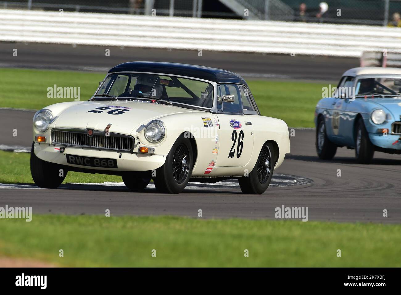 Dennis Pickett, Daniel Pickett, MG B Roadster, Mintex Classic K, una serie di gare di un'ora per le vetture pre-1966 GT e Touring conformi alla FIA Appe Foto Stock