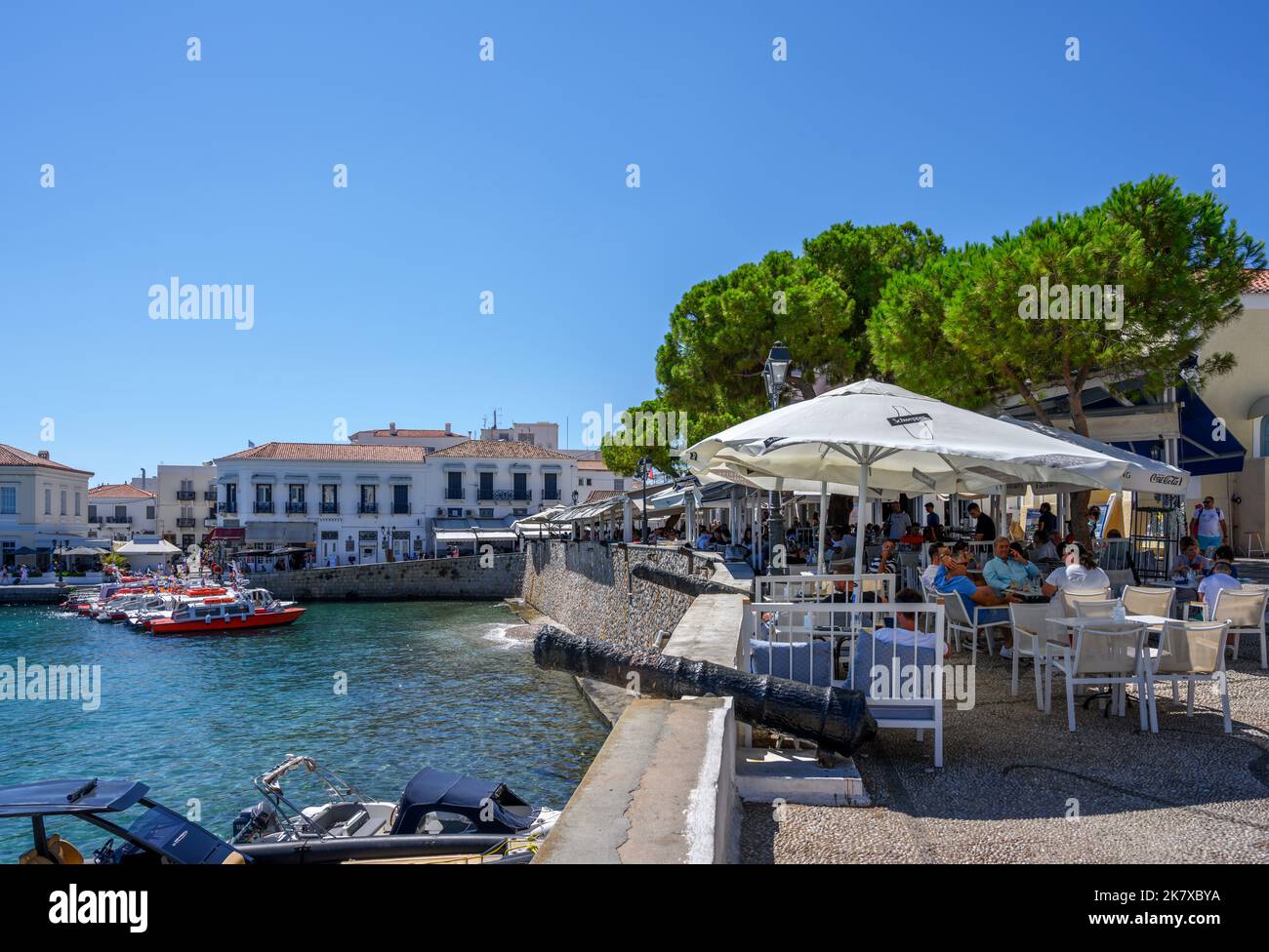 Ristorante / taverna sul lungomare a Spetses Città, Spetses, Isole Saroniche, Grecia Foto Stock