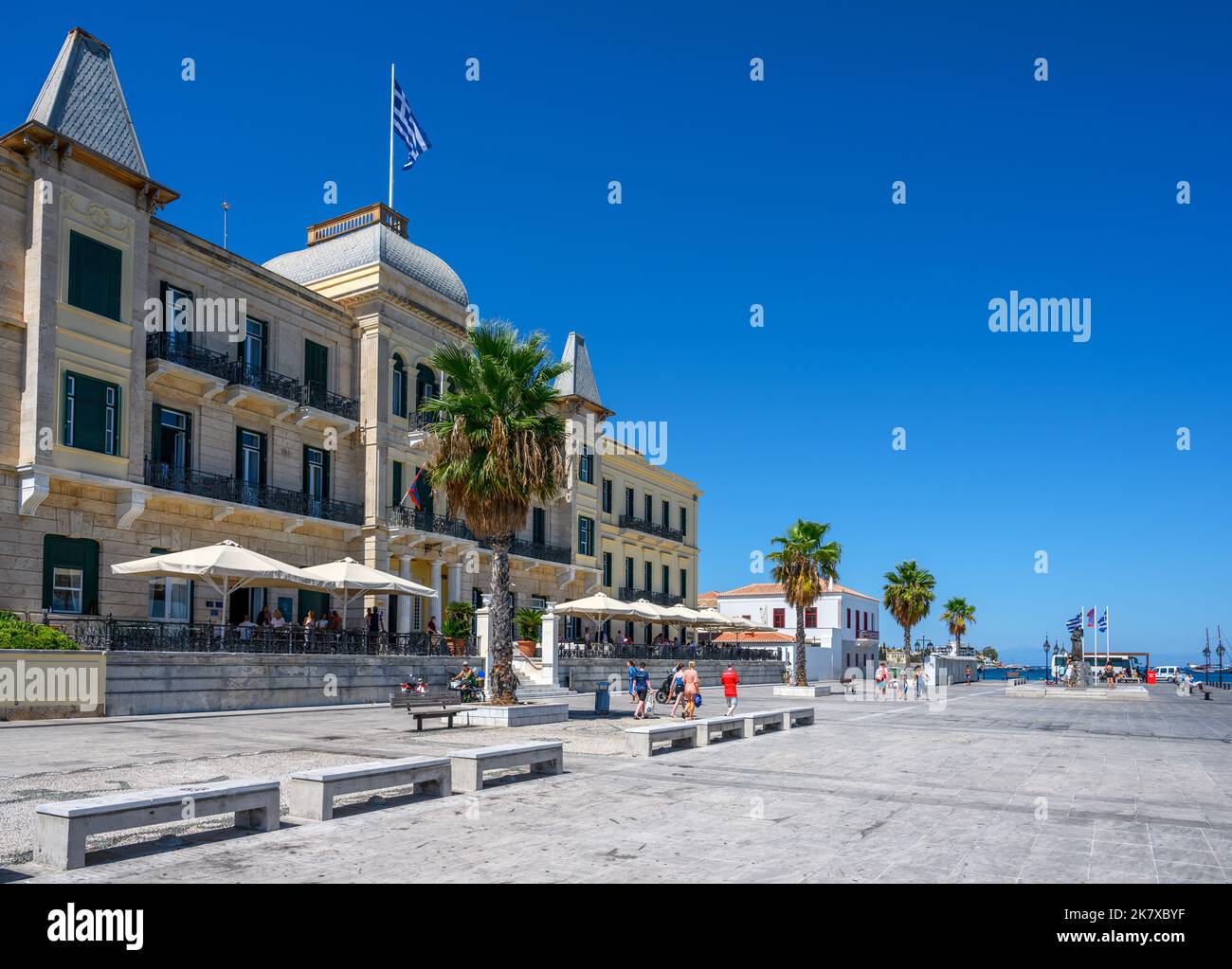 Il Poseidon Grand Hotel si trova sul lungomare di Spetses Town, Spetses, Isole Saroniche, Grecia Foto Stock