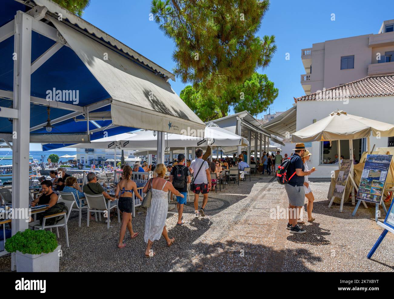 Ristorante / taverna sul lungomare a Spetses Città, Spetses, Isole Saroniche, Grecia Foto Stock