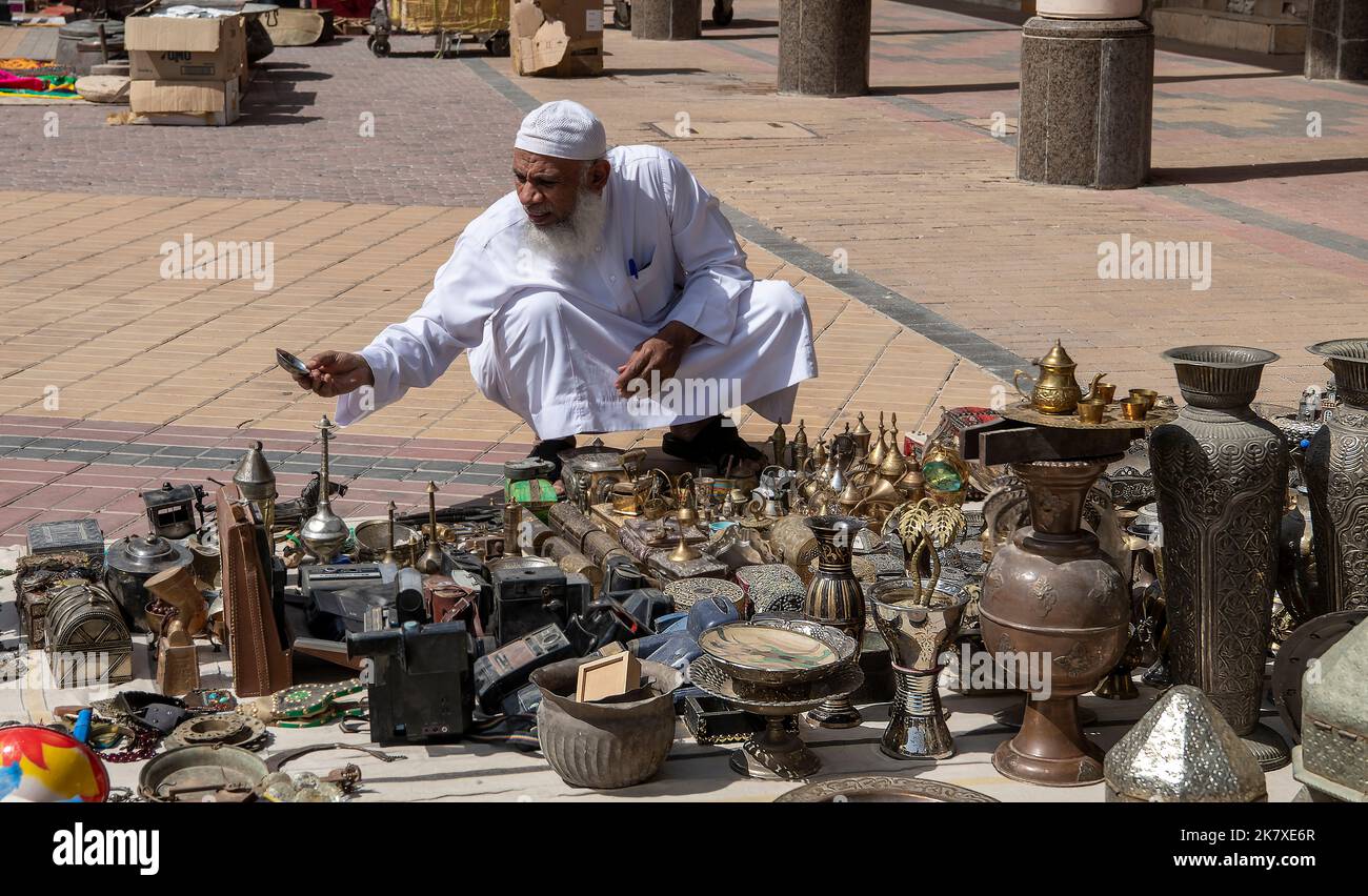 Uomo arabo che ispeziona il mercato delle pulci di Bric-a-brac Riyadh Arabia Saudita Foto Stock