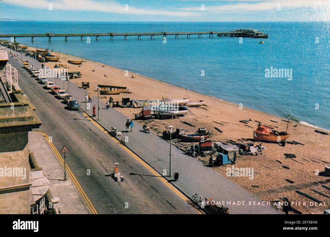 Vista panoramica degli anni '60 della Promenade, della spiaggia e del molo nella città costiera di Deal, Kent, Inghilterra, Regno Unito Foto Stock