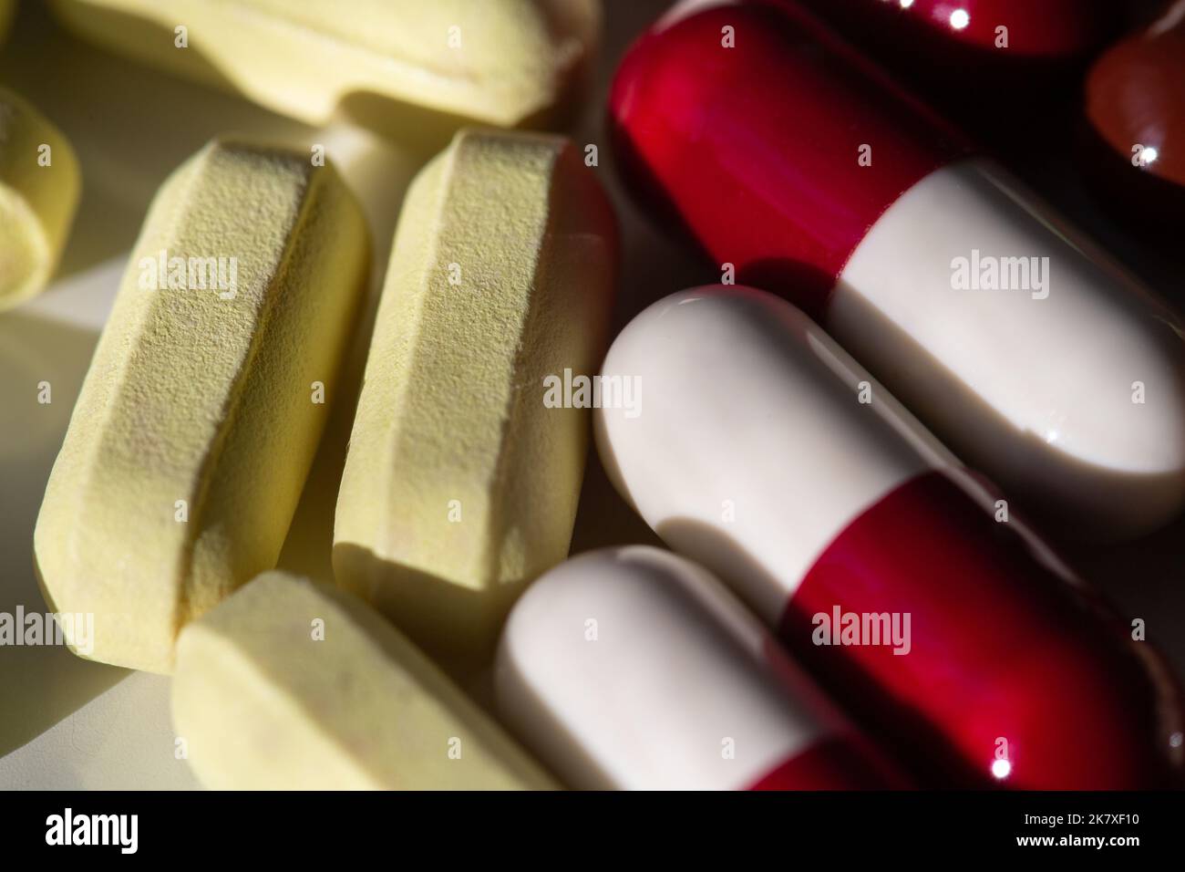 Macro di medicina in forma di capsule e caplet. Foto Stock