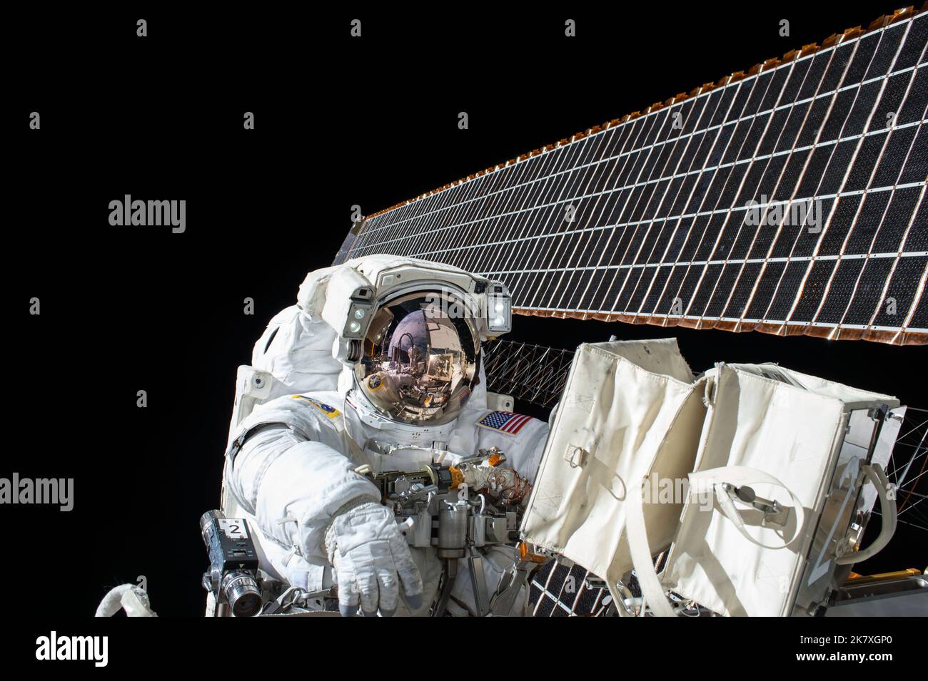 Il 6 novembre 2015, gli astronauti della NASA Scott Kelly e Kjell Lindgren hanno trascorso 7 ore e 48 minuti a lavorare fuori dalla Stazione spaziale Internazionale sulla passerella spaziale 190th a sostegno dell'assemblaggio e della manutenzione della stazione. Gli astronauti hanno riportato il sistema di raffreddamento dell'ammoniaca del puntone portuale (P6) alla sua configurazione originale, il compito principale della rete spaziale. Hanno anche riportato l'ammoniaca ai livelli desiderati nei sistemi di innesco e di backup. Il vessetto era il secondo per entrambi gli astronauti. I membri dell'equipaggio hanno trascorso un totale di 1.192 ore e 4 minuti a lavorare al di fuori del laboratorio orbitale. Foto Stock