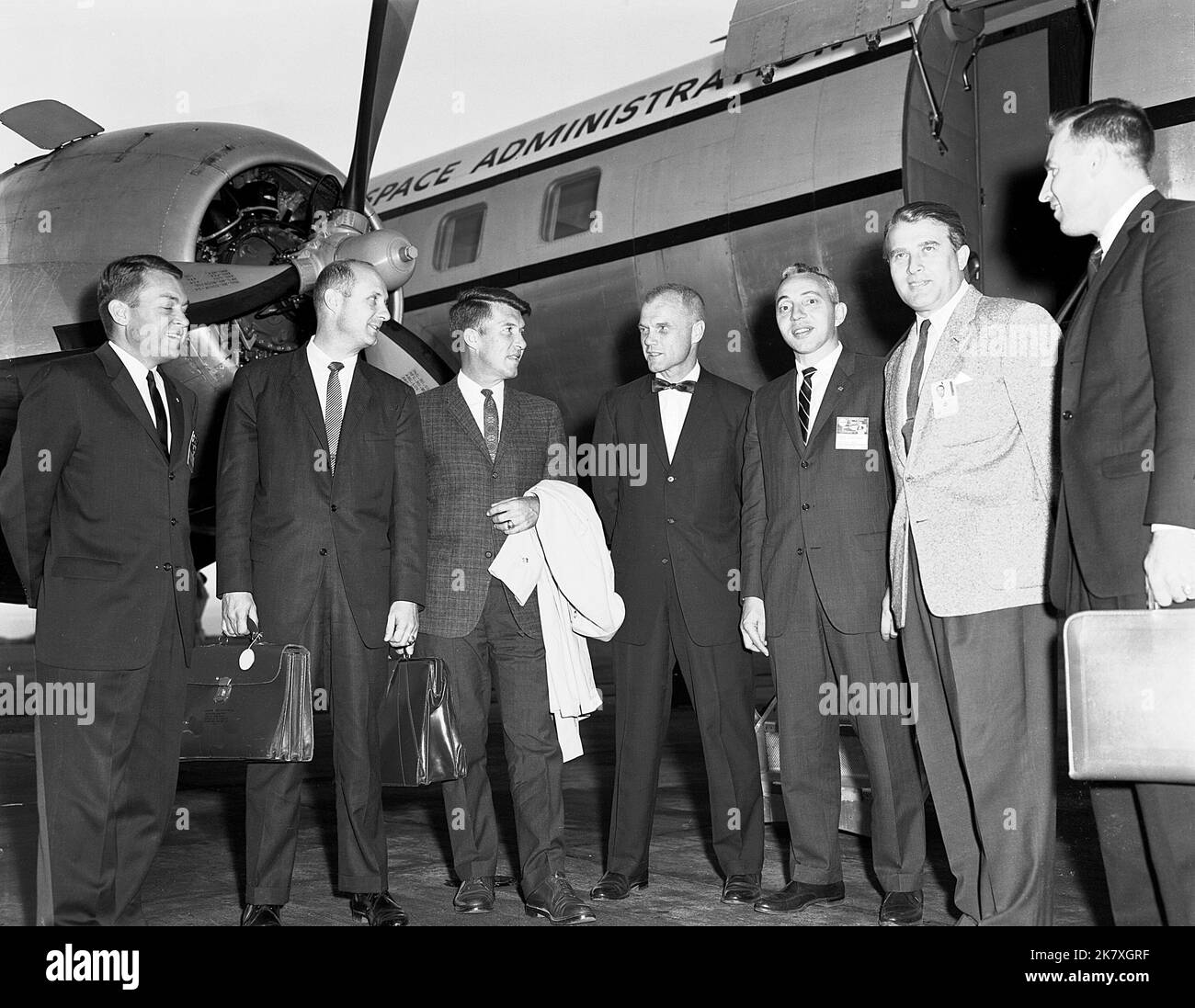 ASTRONAUTI CON DR. VON BRAUN E DR. HOLMES questa settimana nel 1962, il direttore del Centro spaziale di volo della NASA Marshall, Dr. Wernher von Braun, ha incontrato cinque astronauti e Brainerd Holmes, amministratore associato della NASA per il volo spaziale con equipaggio, a Marshall. Da sinistra si trovano Elliot See, Tom Stafford, Wally Schirra, John Glenn, Holmes, Von Braun e Jim Lovell. I funzionari e gli astronauti della NASA si recavano spesso a Marshall per incontrare von Braun. Foto Stock