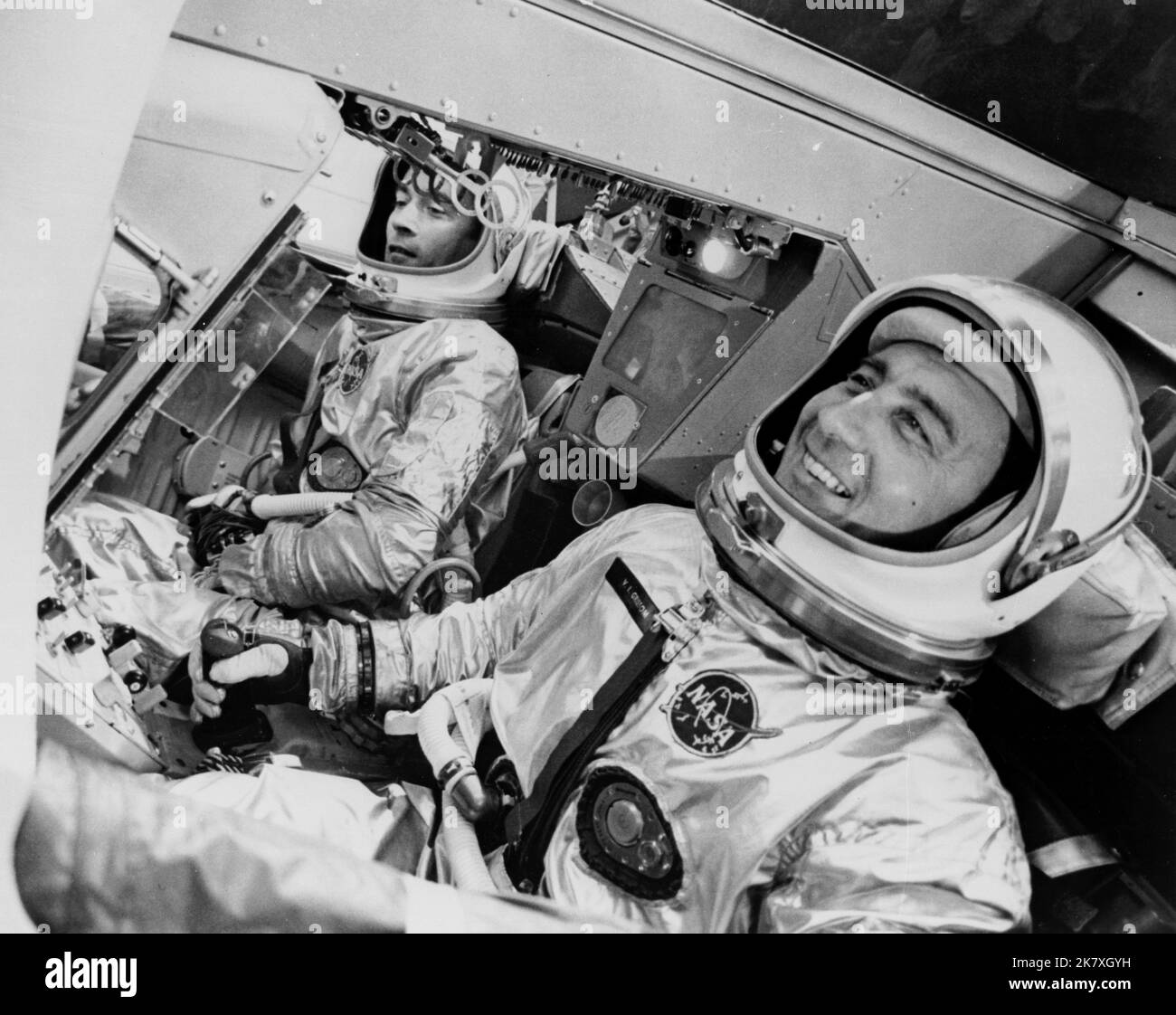 Gli astronauti Virgil I. “Gus” Grissom e John W. Young hanno partecipato al primo volo Gemini con equipaggio, Gemini III Foto Stock