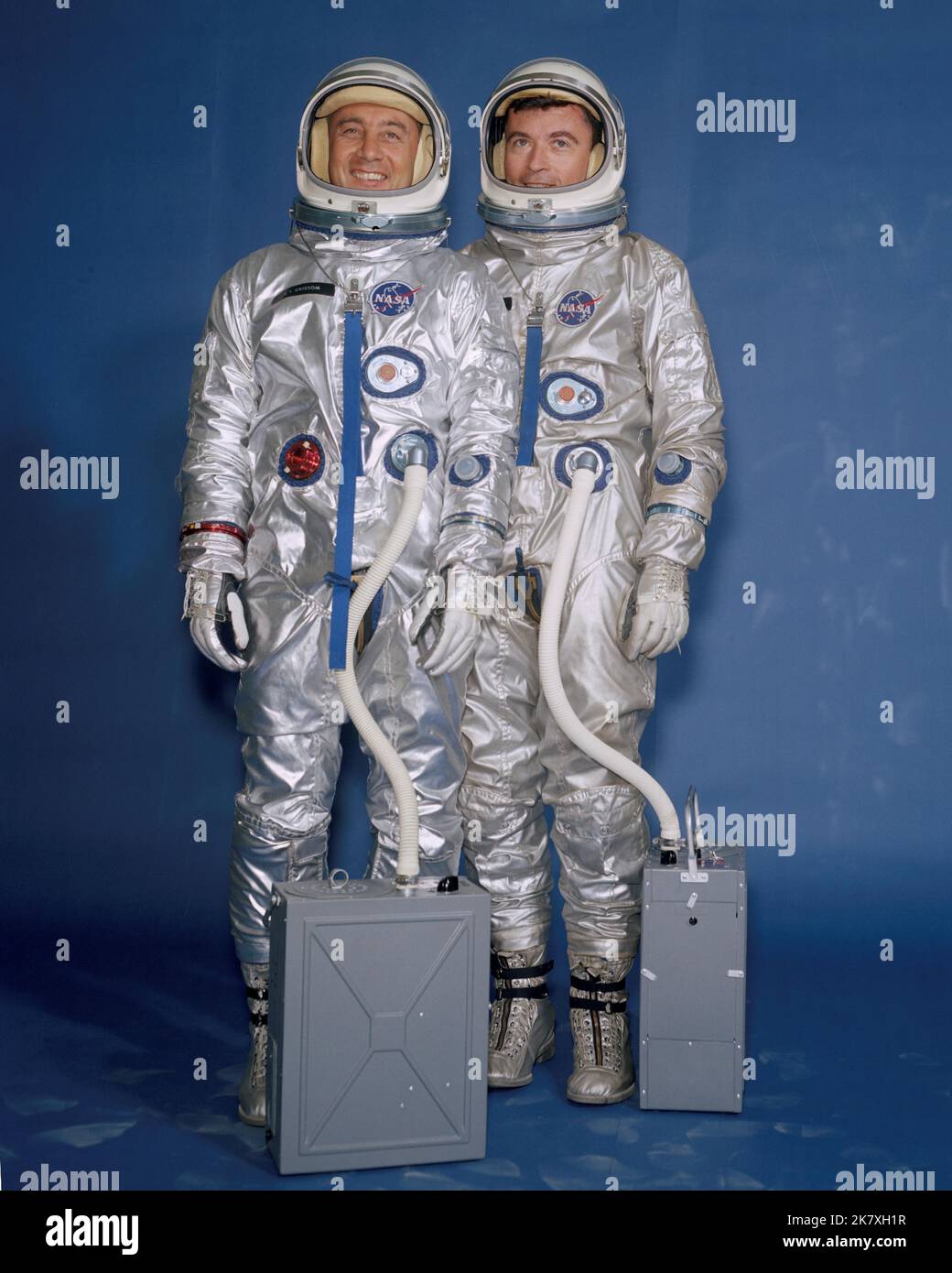 I membri dell'equipaggio di Gemini III Virgil I. 'Gus' Grissom (a sinistra) e John W. Young indossano le loro navicelle, caschi e condizionatori d'aria portatili. Foto Stock
