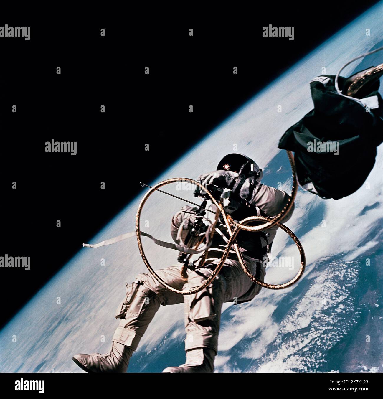 L'astronauta ed White ha eseguito il primo spaziale americano durante la missione Gemini 4 il 3 giugno 1965. L'astronauta ed White, pilota del semaforo spaziale Gemini-Titan 4 (GT-4), galleggia nella gravità zero dello spazio durante la terza rivoluzione della navicella spaziale GT-4. Foto Stock