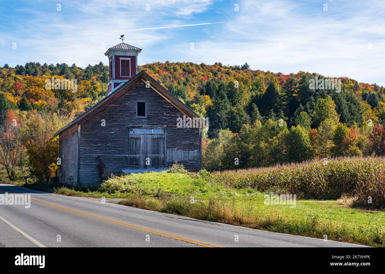 Piccolo fienile in legno con cupola rossa, con colori autunnali del Vermont Foto Stock