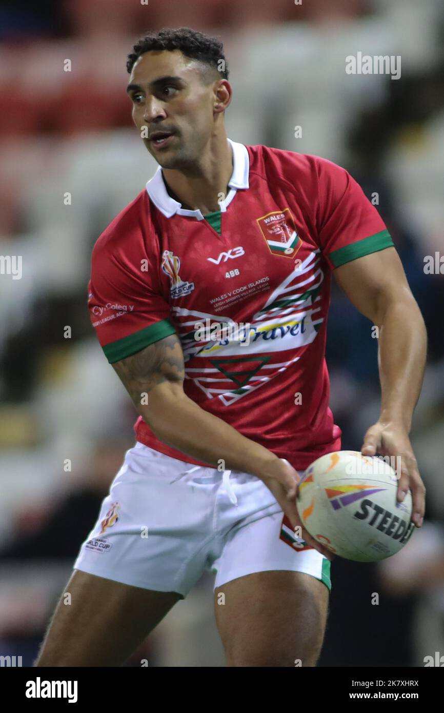 Leigh, Regno Unito. 19th Ott 2022. Leigh Sports Village, Leigh, Lancashire, 19th ottobre 2022 Rugby League World Cup 2021 Wales Rugby League vs Cook Irelands Rugby League Dalton Grant of Wales Rugby League Credit: Touchlinepics/Alamy Live News Foto Stock