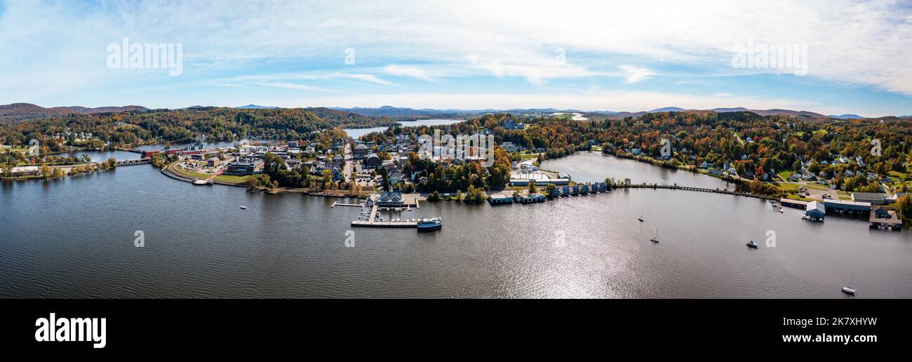 Vista aerea della città di Newport in Vermont dall'alto del lago con colori e foglie autunnali Foto Stock