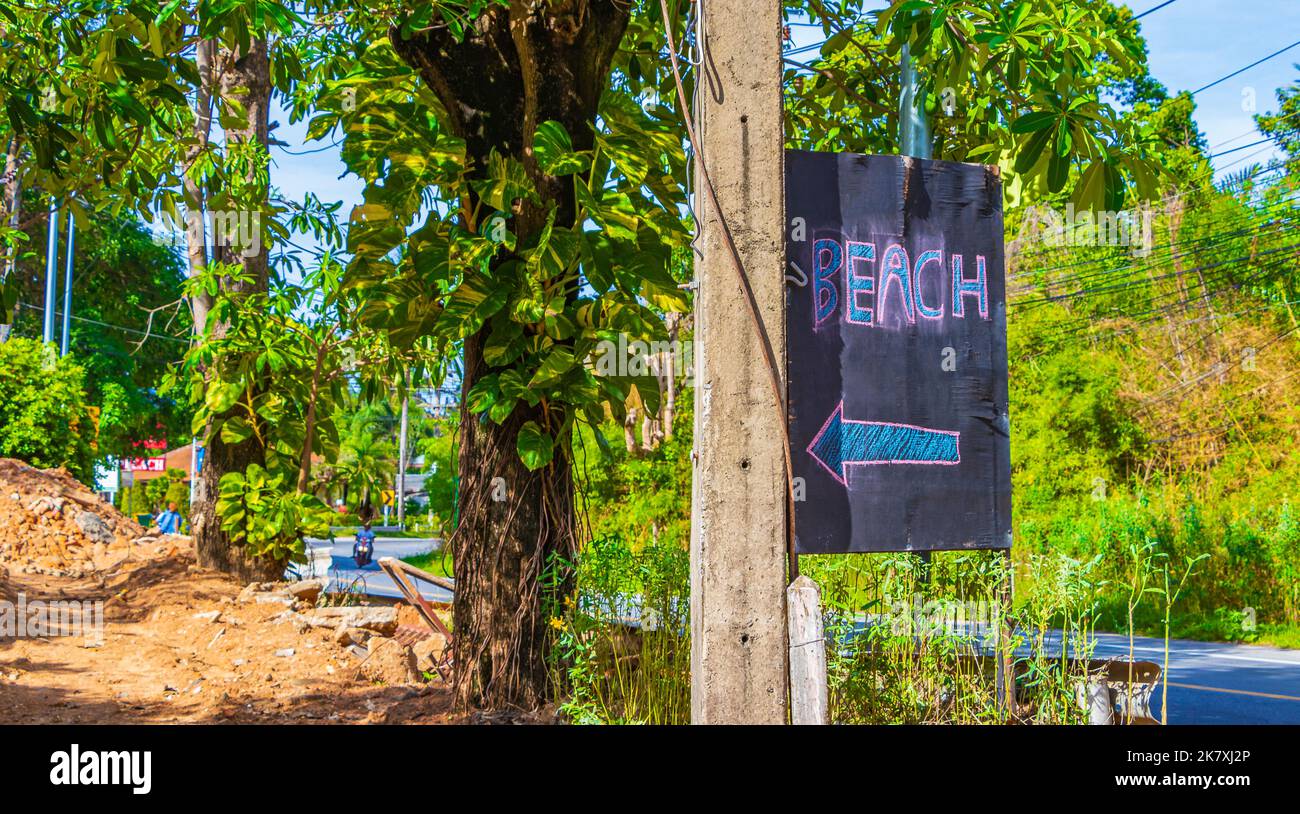 Segnaletica stradale cartellonistica stradale e segnaletica direzionale sulla spiaggia sull'isola di Koh Samui a Surat Thani Thailandia. Foto Stock