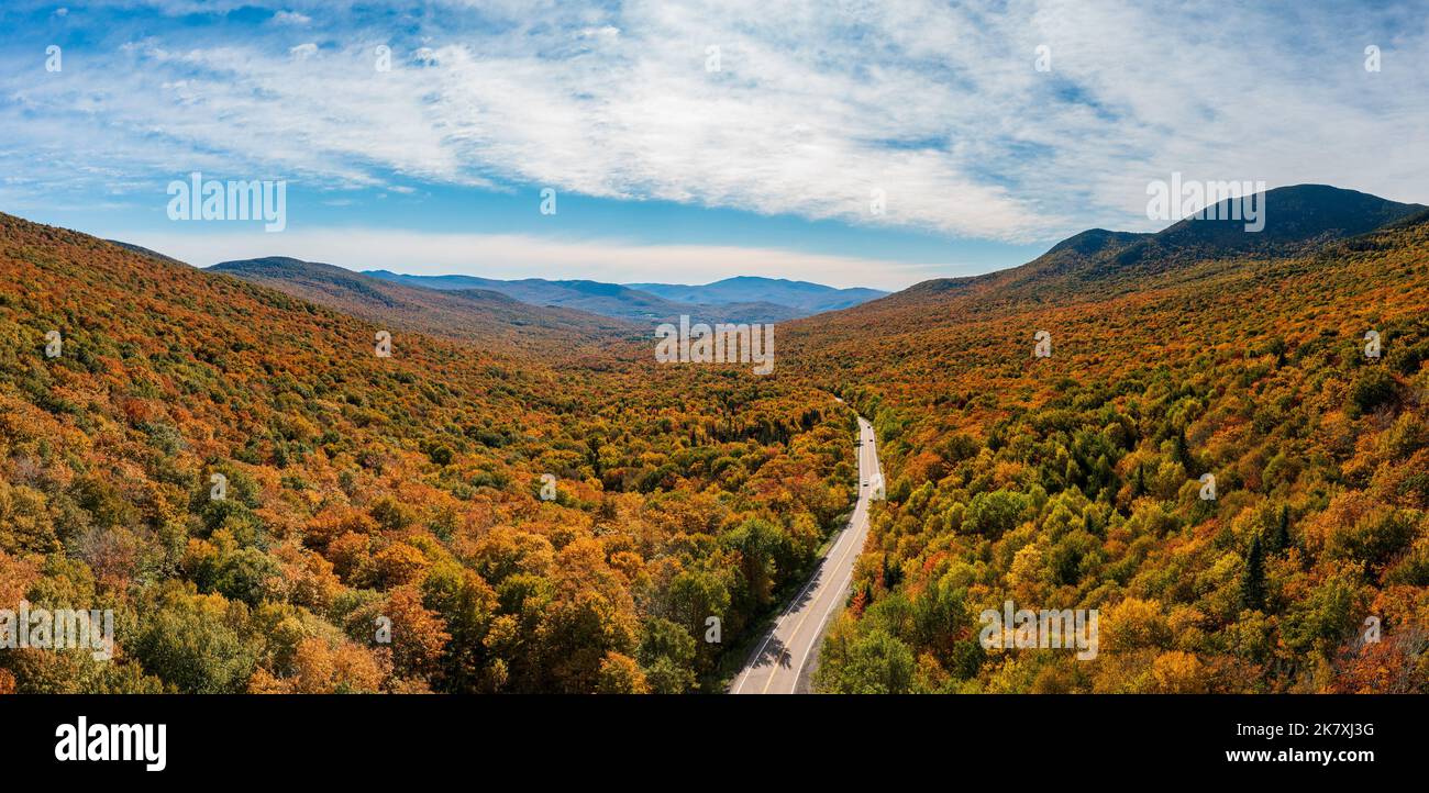 Vista aerea di Jay Peak e trailhead sulla Route 242 in Vermont durante la caduta Foto Stock