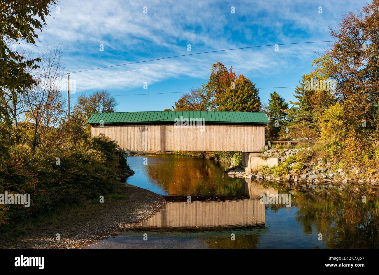 Veduta aerea del ponte coperto Longley vicino Montgomery in Vermont durante la caduta Foto Stock