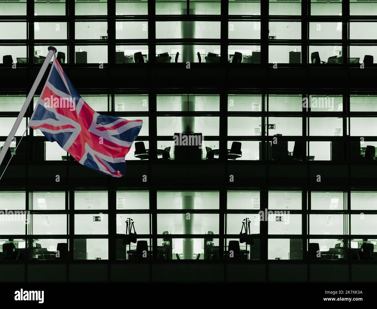 Uffici vuoti con luci accese con bandiera del Regno Unito. Aumento dei prezzi dell'energia, elettricità, gas, spreco di energia, costo della crisi, economia del regno unito... Foto Stock