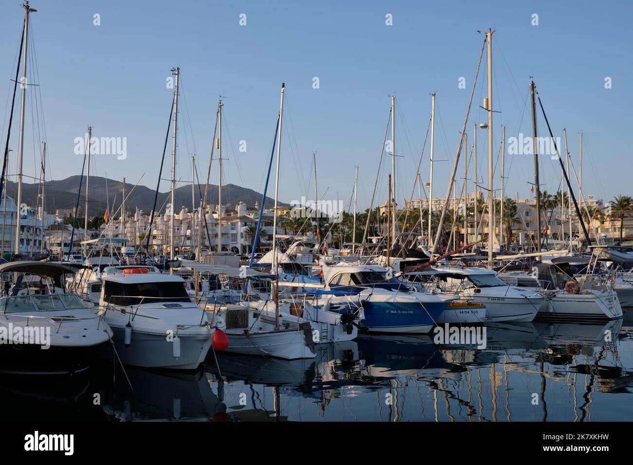 Barche a vela a Puerto Marina, porto di Benalmadena, provincia di Malaga, Spagna. Foto Stock