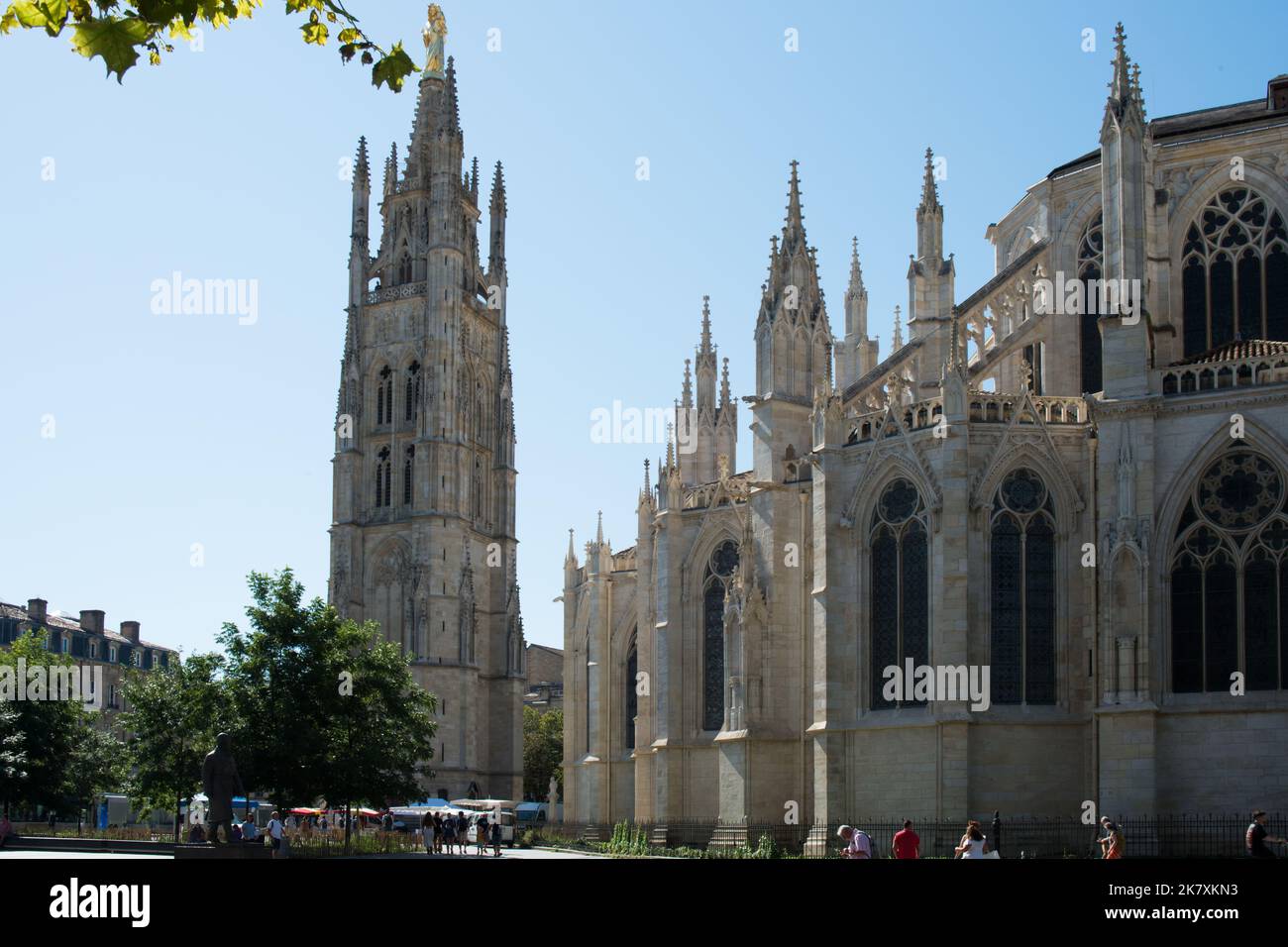 Bordeaux, Francia; 08092022: Bella cattedrale gotica e campanile accanto ad essa Foto Stock