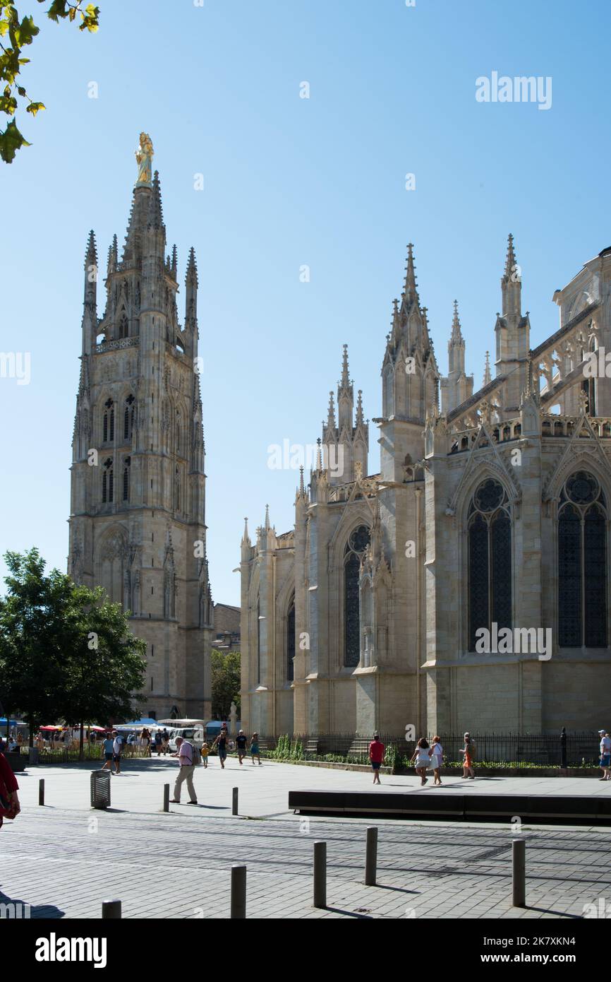 Bordeaux, Francia; 08092022: Bella cattedrale gotica e campanile accanto ad essa Foto Stock