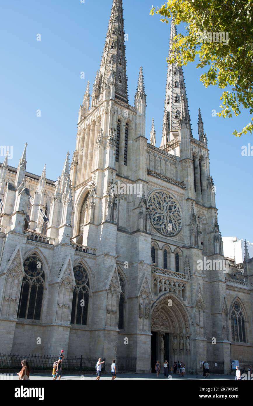 Bordeaux, Francia; 08092022: Bella facciata della cattedrale gotica. Foto Stock