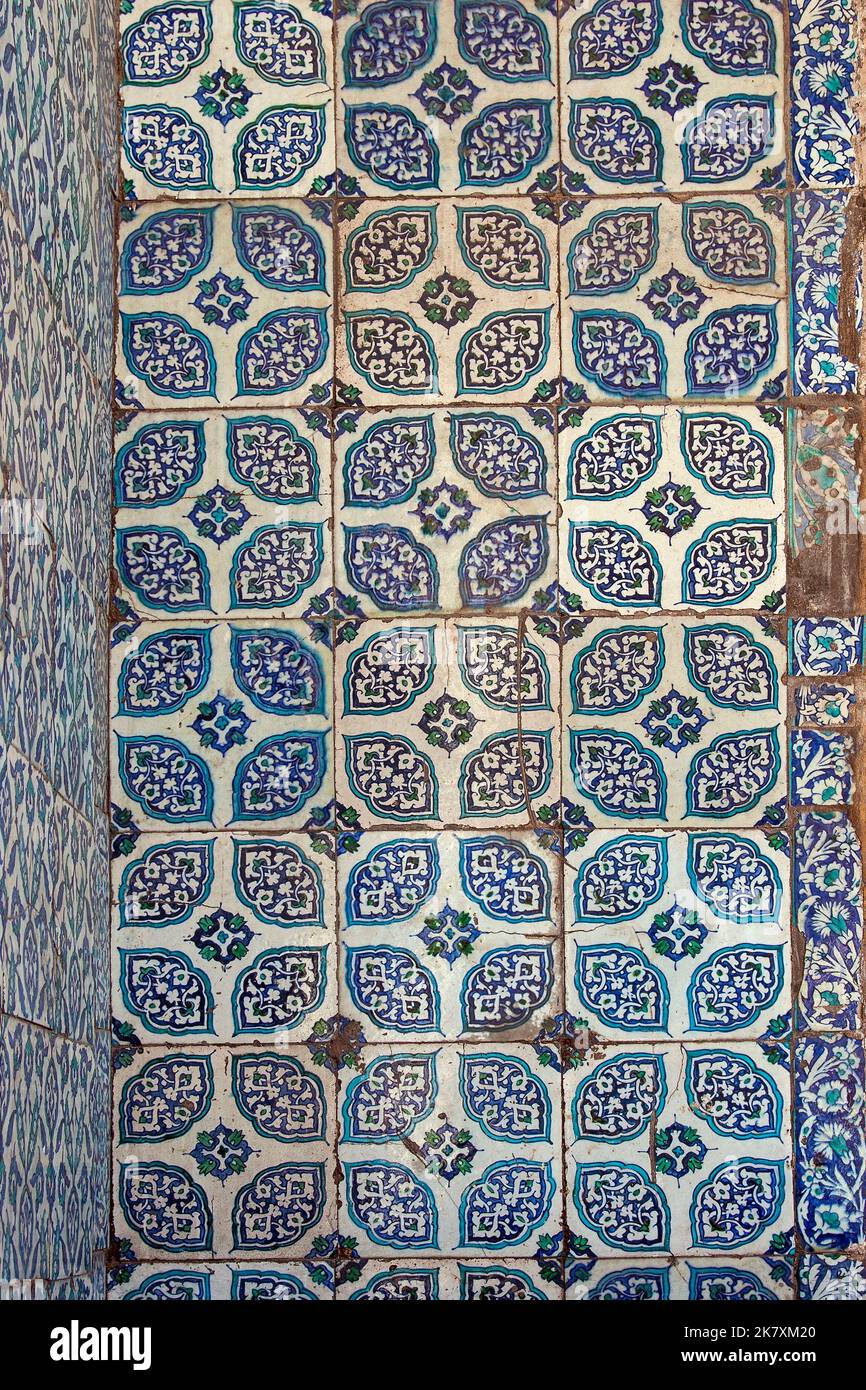 Motivi floreali blu su piastrelle in ceramica nel vecchio stile turco, 18th ° secolo. Moschea Nuruosmaniye a Istanbul, Turchia. Foto Stock