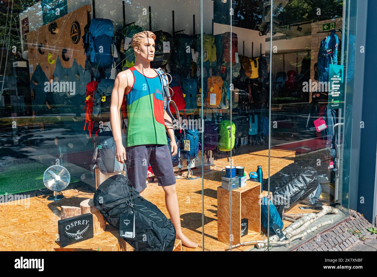 24 luglio 2022, Osnabruck, Germania: Abbigliamento e attrezzature per arrampicata e trekking alla vetrina di un negozio di sport all'aperto Foto Stock
