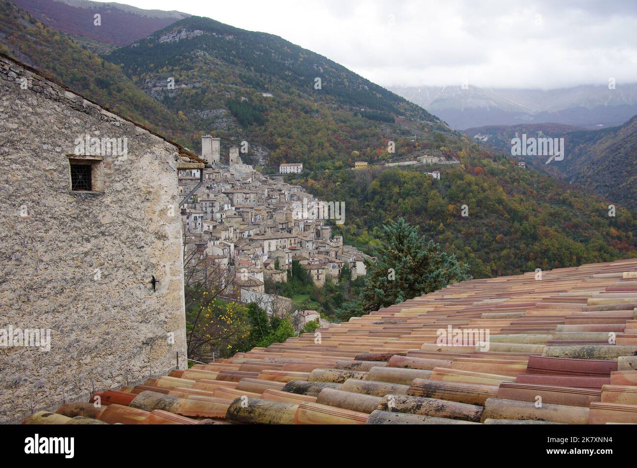 Panoramica di Pacentro (AQ) - uno dei borghi più belli d'Italia: Il paese dei nonni della pop star Madonna - Abruzzo - Italia Foto Stock