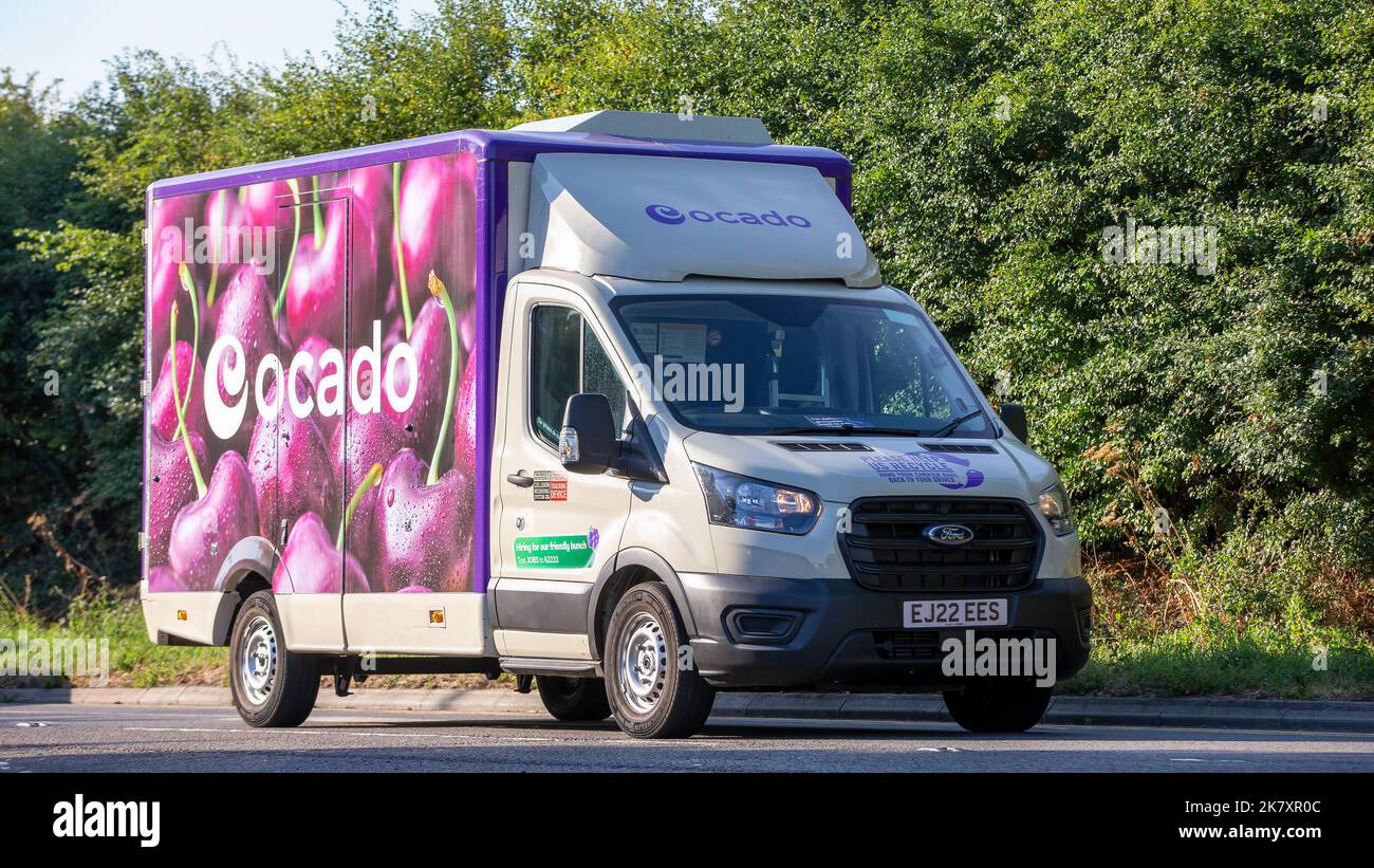 2022 Ford TRANSIT 350 LEADER ECOBLUE Un pulmino di consegna Ocado. Foto Stock