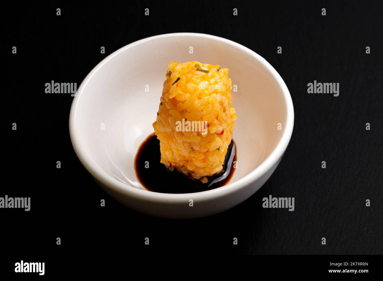 Sushi nigiri di riso alle carote con salsa di soia Foto Stock