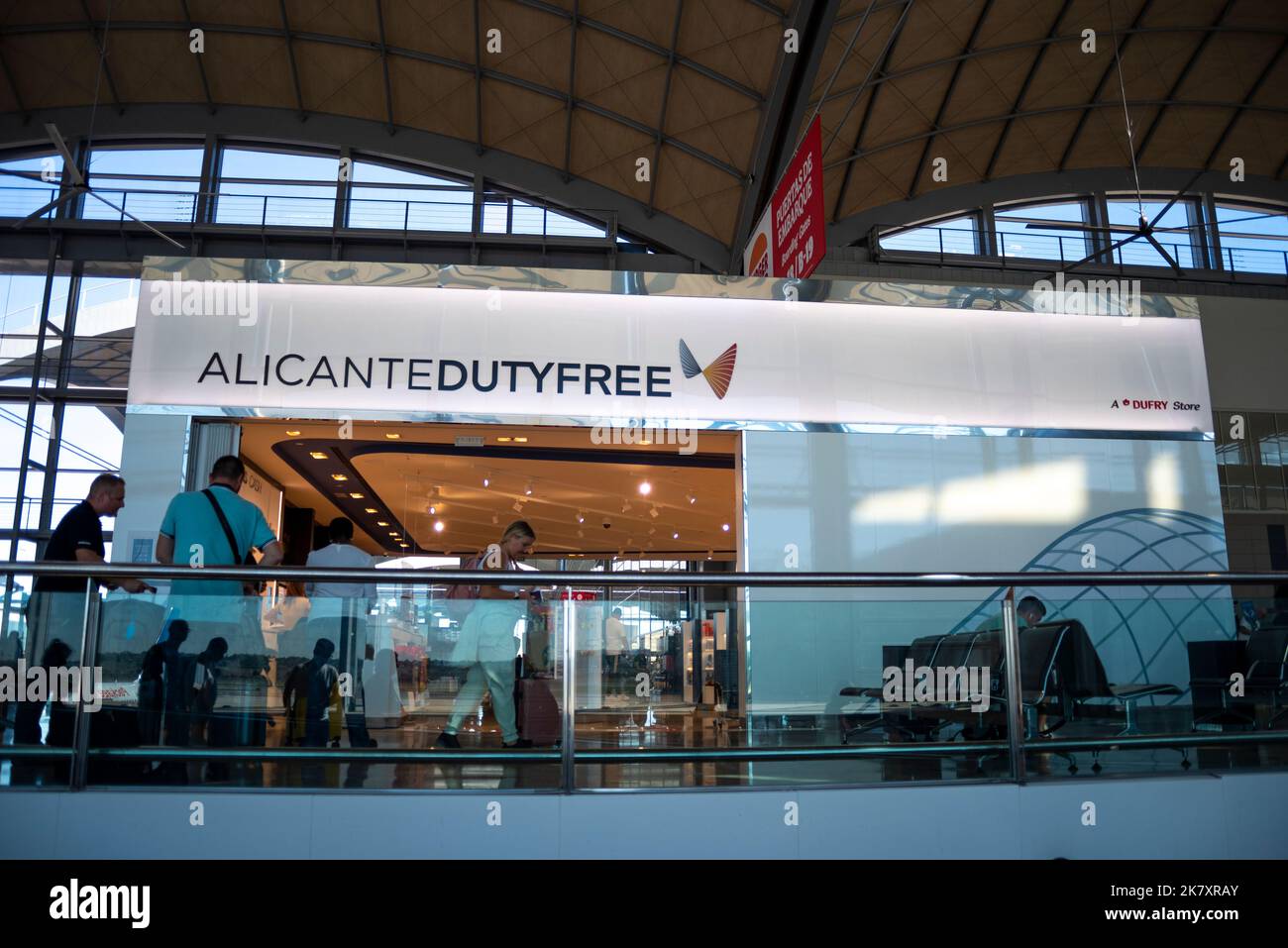 Negozio duty free di Alicante all'interno del terminal dell'aeroporto di Alicante Elche Miguel Hernández, Spagna, Europa. Punto vendita al dettaglio Foto Stock