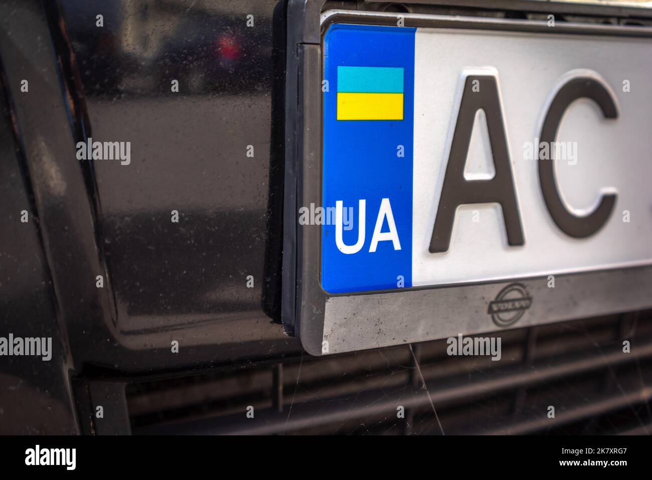 Targhetta del numero di immatricolazione dell'automobile/veicolo in Ucraina con le lettere UA e la bandiera Ucraina Foto Stock