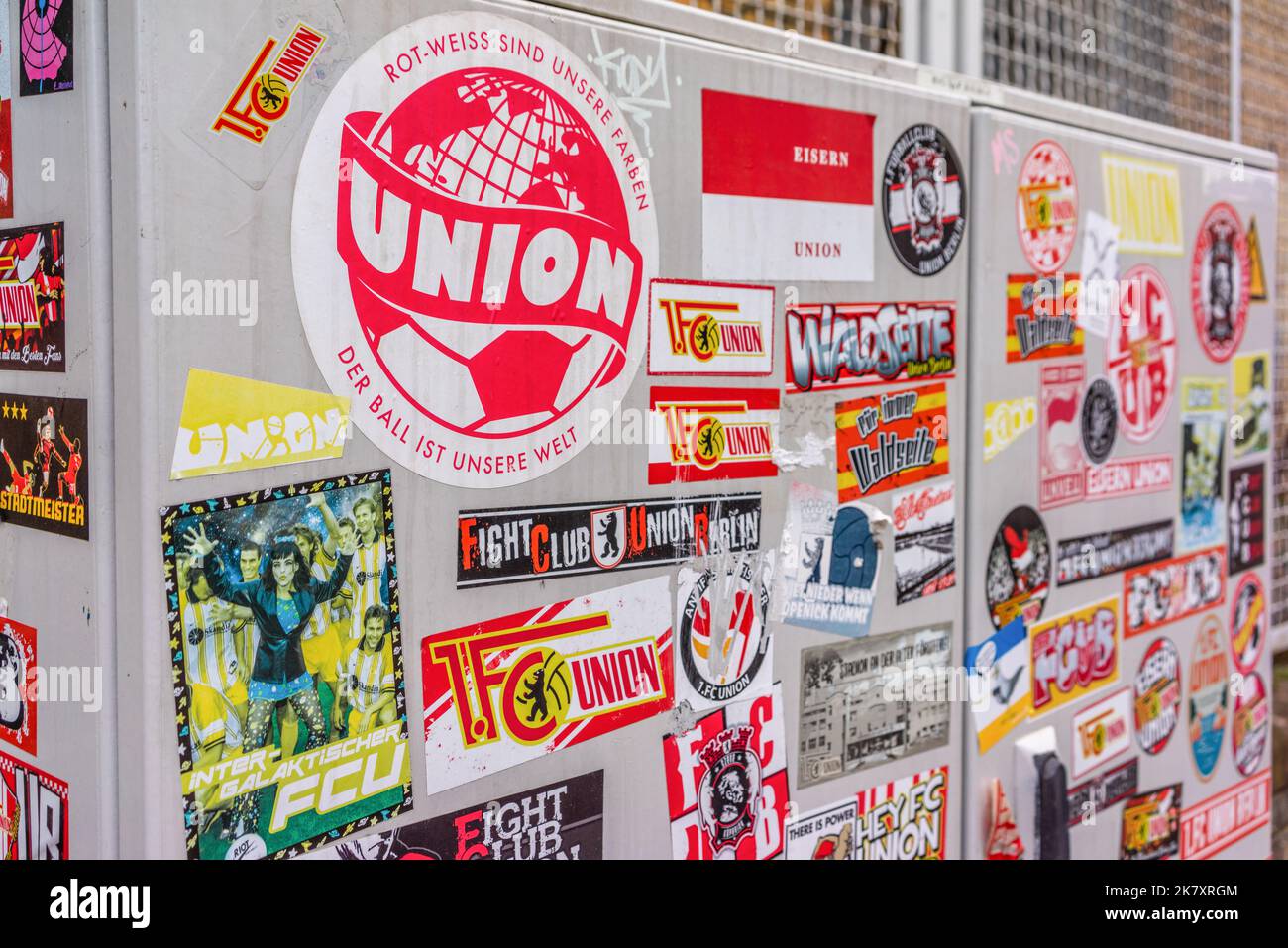 1. Adesivi FC Union Berlin su una cassetta elettrica esterna a Berlino, Germania, Europa Foto Stock