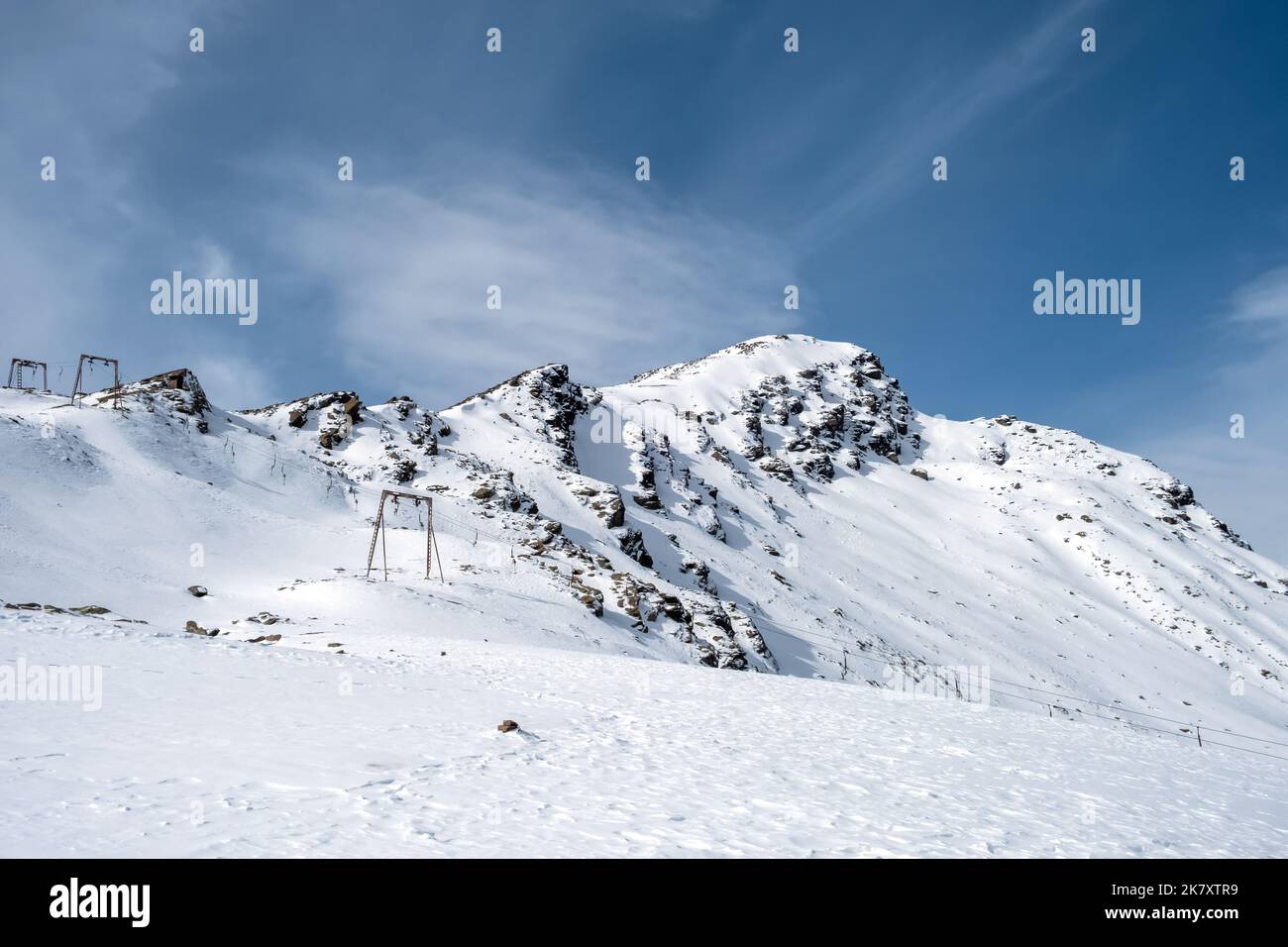 Catena montuosa e cime rocciose innevate con supporti per funivia Foto  stock - Alamy