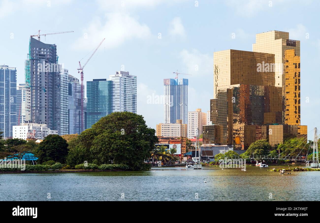 Colombo, Sri Lanka - 3 dicembre 2021: Skyline della città di Colombo con grattacieli moderni in una giornata di sole, vista sulla strada del centro Foto Stock