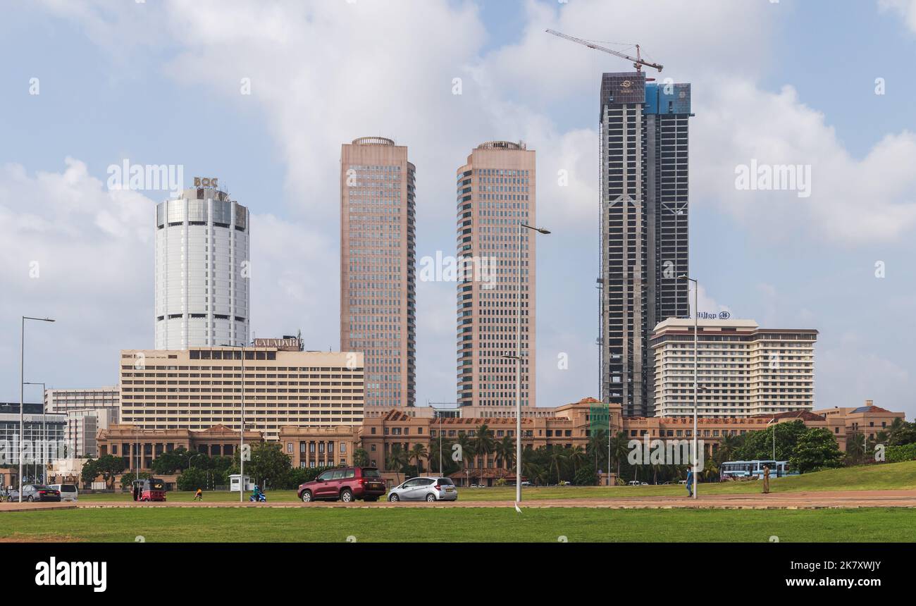 Colombo, Sri Lanka - 3 dicembre 2021: Skyline di Colombo con vecchie case, alberghi e grattacieli moderni sullo sfondo Foto Stock