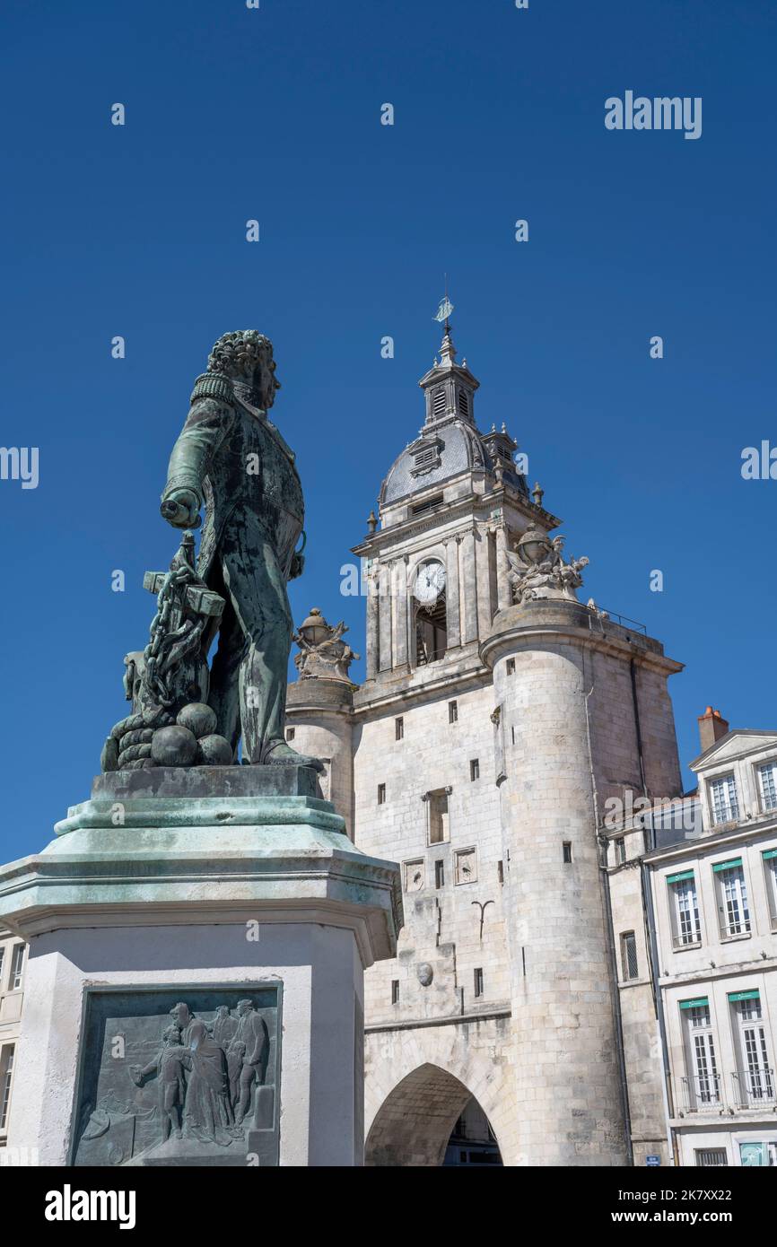 Statua dell'ammiraglio Victor Guy Duperré e l'Orologio della città, la Rochelle, Charente Maritime, Nouvelle-Aquitaine, Francia Foto Stock