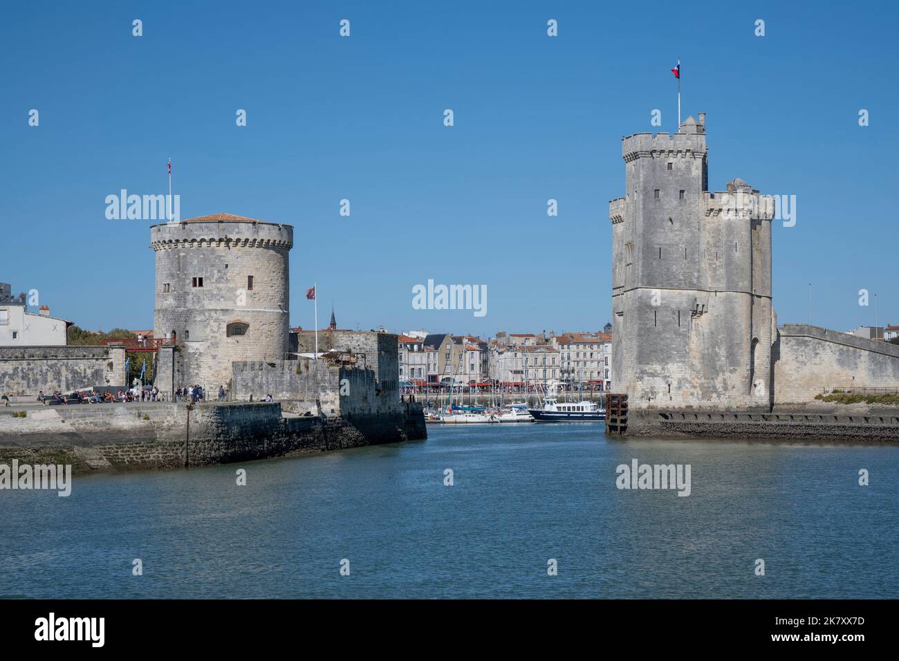 St Nicolas Tower (Tour Saint Nicolas) e la Chain Tower (Tour de la Chaine) all'ingresso dell'antico porto di la Rochelle, Charente Maritime Foto Stock