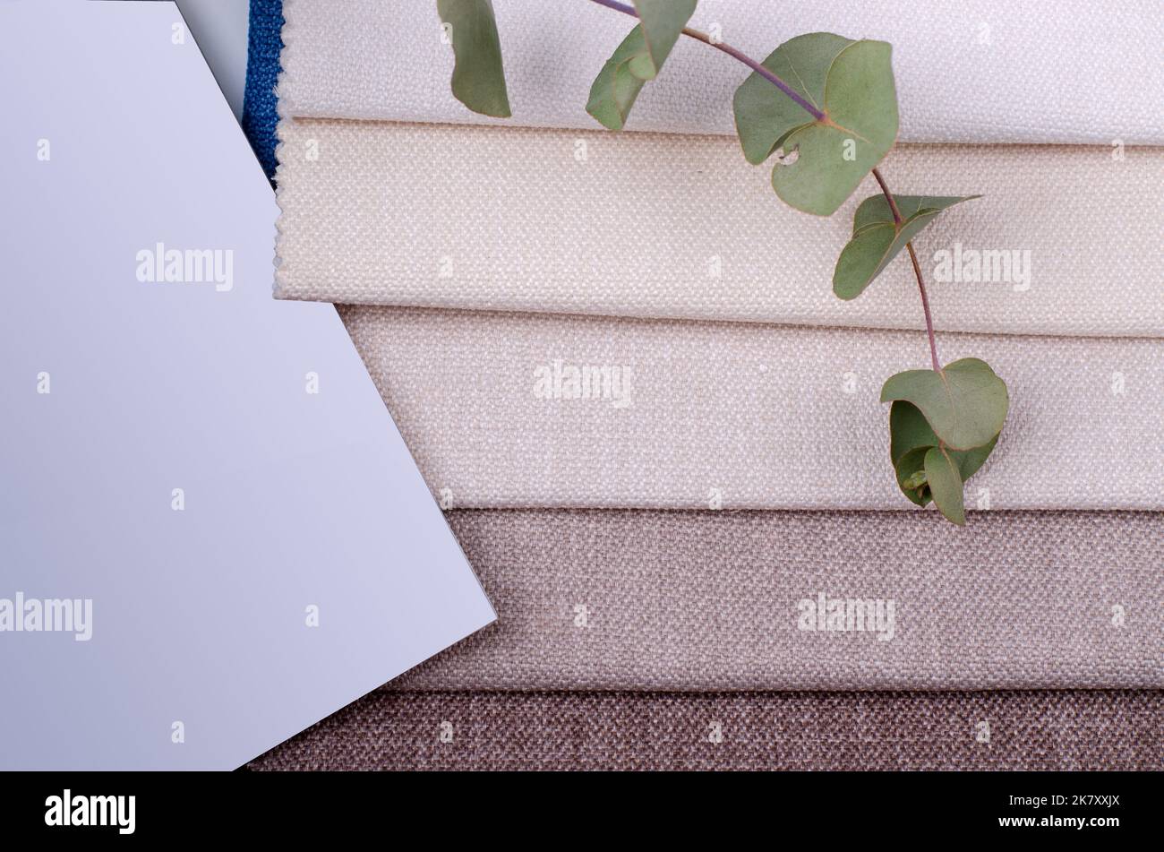 Beffa con Bright Collection di campioni di tessuto gunny e una pagina vuota di Magazine. Sfondo texture tessuto moda. Foto Stock