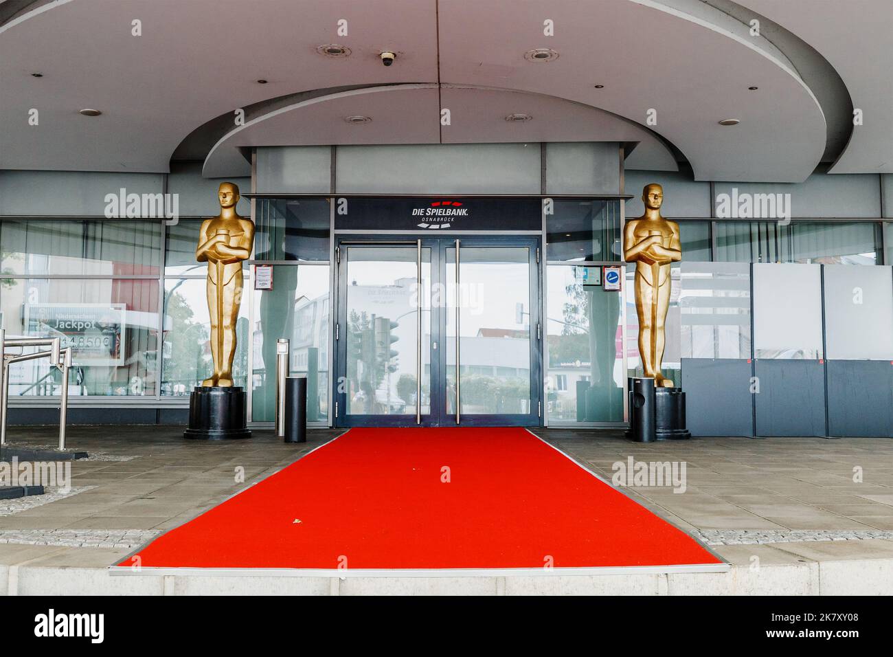 25 luglio 2022, Osnabruck, Germania: Ingresso al casinò Die Spielbank con tappeti rossi e statue Oscar Foto Stock