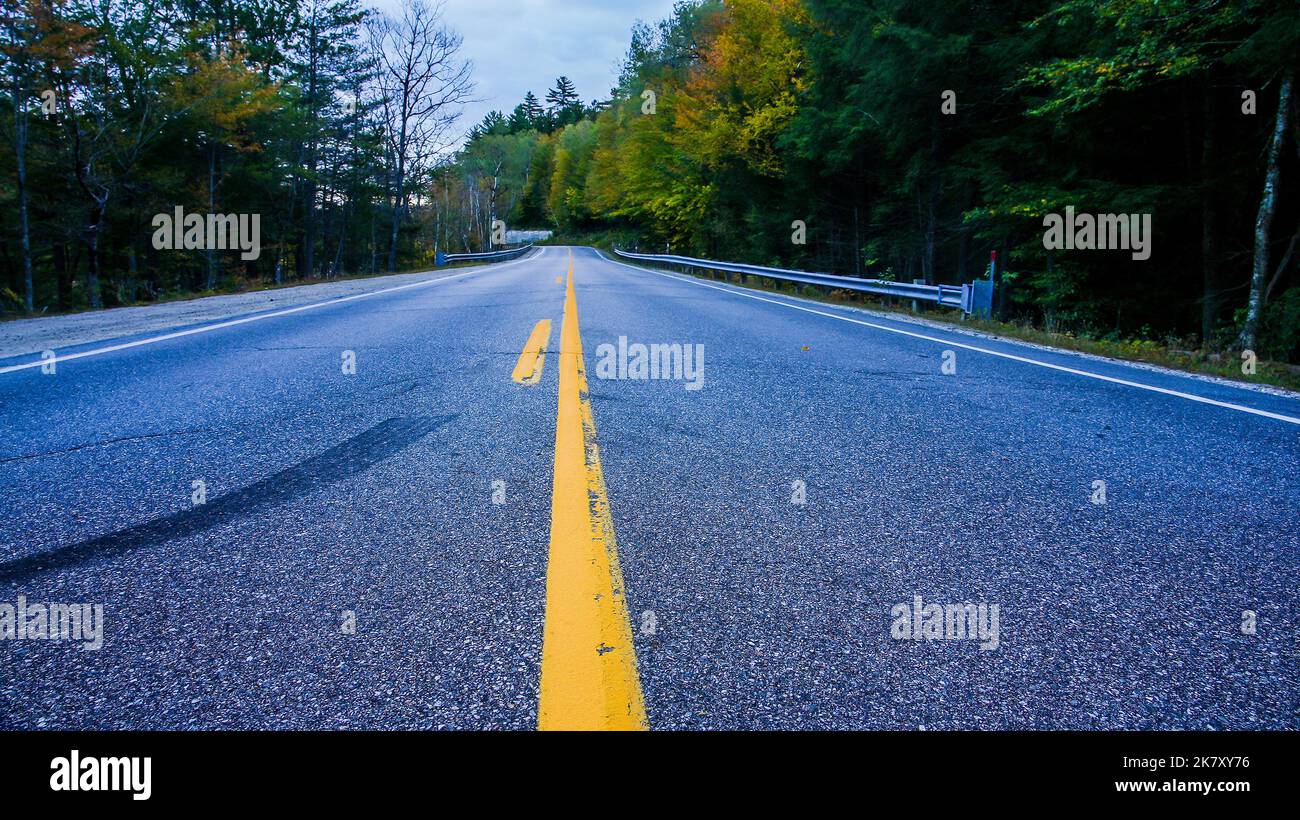 Strada per il prossimo viaggio autunnale Foto Stock