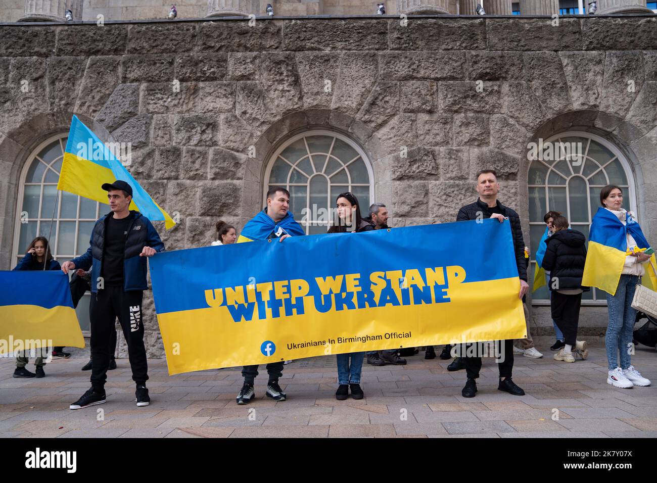 Birmingham, Regno Unito. 15th Ott 2022. Sostenitori ucraini che manifestano contro RussiaÕs invasione e occupazione dell'Ucraina al di fuori del Municipio di Birmingham, West Midlands, Regno Unito. Credito: NexusPix/Alamy Foto Stock