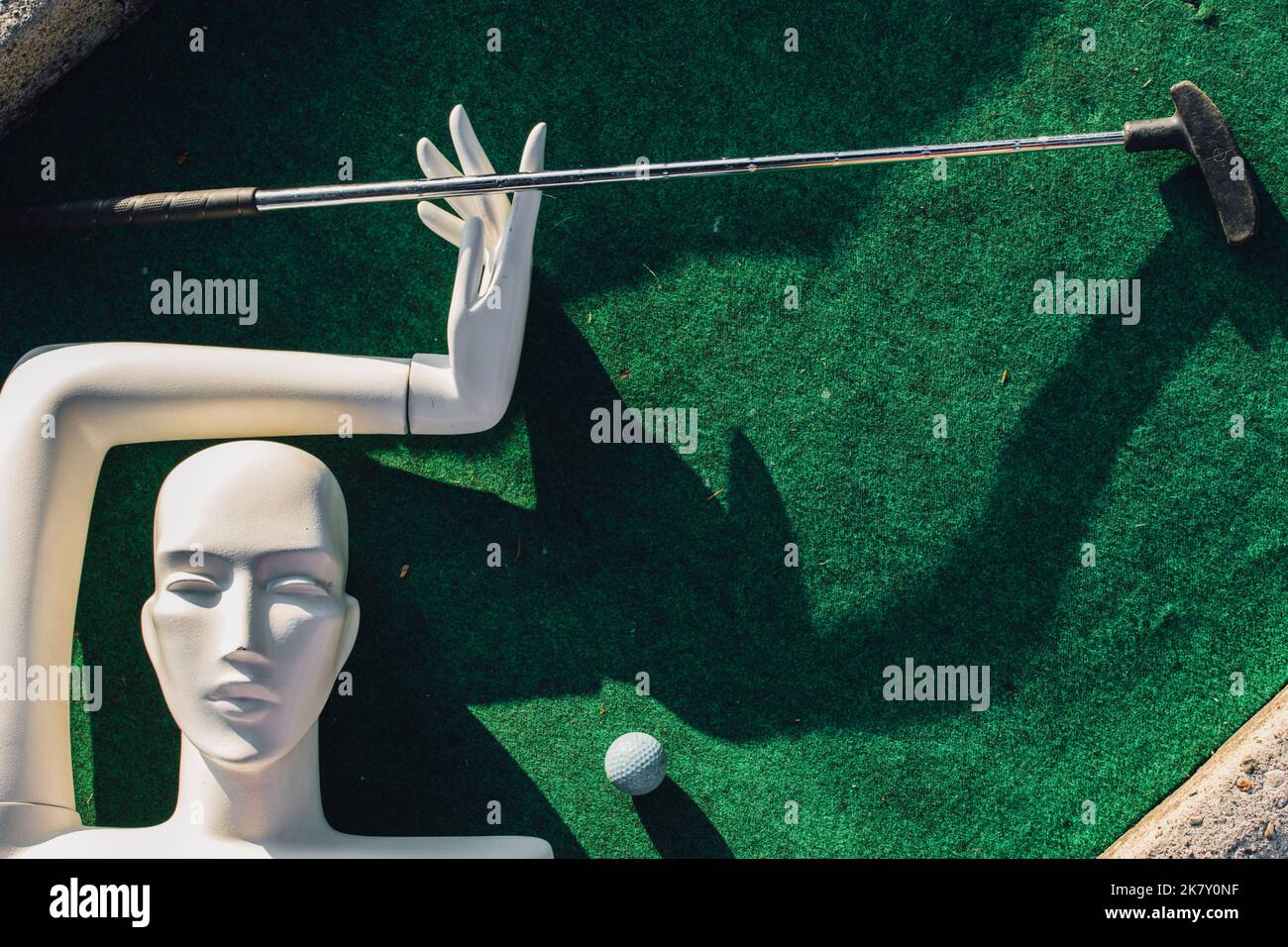 manichino bianco con un braccio che gioca a mini golf Foto Stock