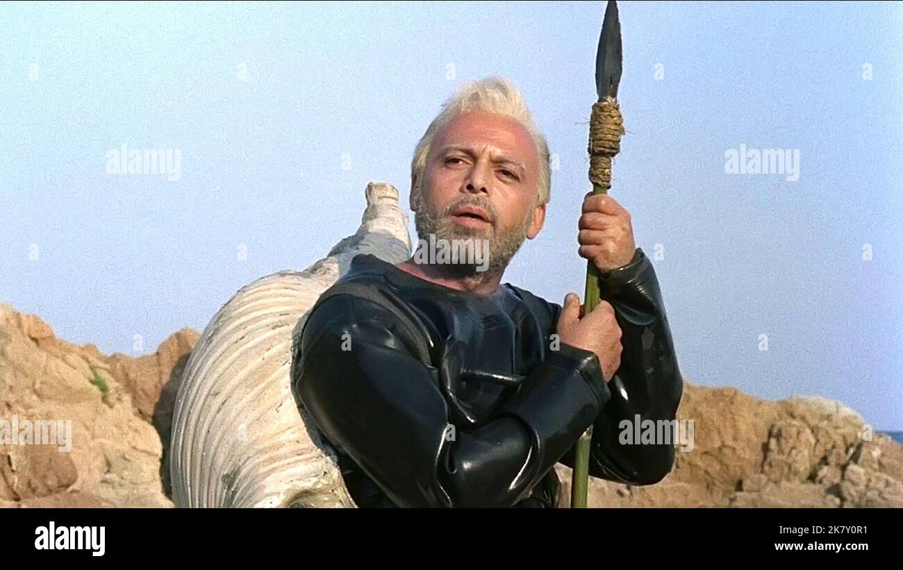 Herbert Lom Film Mysterious Island (1969) personaggi: Captain Nemo regista: CY Endfield 19 dicembre 1961 **WARNING** questa fotografia è ad uso esclusivamente editoriale ed è copyright di COLUMBIA PICTURES e/o del fotografo assegnato dalla Film o Production Company e può essere riprodotta solo da pubblicazioni in concomitanza con la promozione del suddetto Film. È richiesto un credito obbligatorio per LE FOTO DELLA COLUMBIA. Il fotografo deve essere accreditato anche se conosciuto. Nessun uso commerciale può essere concesso senza l'autorizzazione scritta di The Film Company. Foto Stock