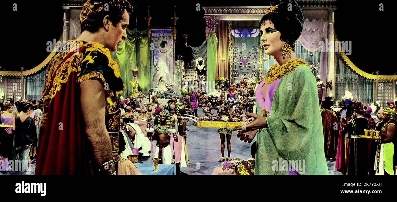 Richard Burton, Elizabeth Taylor Film Cleopatra (USA/UK/CH 1963) personaggi: Antony,Cleopatra regista: Joseph L. Mankiewicz 12 giugno 1963 **AVVERTIMENTO** questa fotografia è ad uso esclusivamente editoriale ed è copyright della 20TH CENTURY FOX e/o del fotografo assegnato dalla Film or Production Company e può essere riprodotta solo da pubblicazioni in concomitanza con la promozione del suddetto Film. È richiesto un credito obbligatorio a 20TH CENTURY FOX. Il fotografo deve essere accreditato anche se conosciuto. Nessun uso commerciale può essere concesso senza l'autorizzazione scritta di The Film Company. Foto Stock