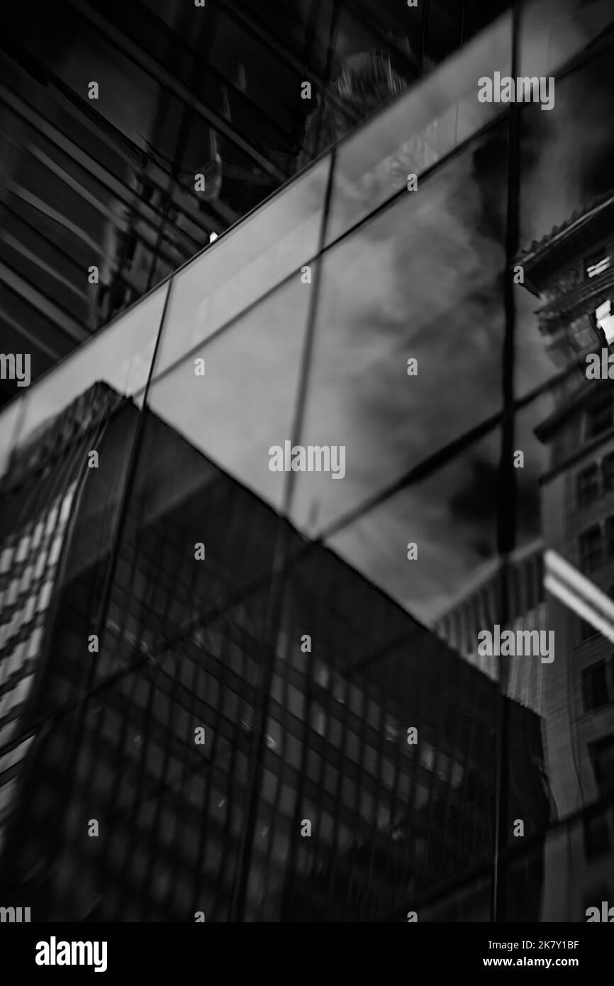 Immagini astratte in bianco e nero di Lensbaby della moderna architettura di Chicago per l'uso come metafora o sfondo. Foto Stock